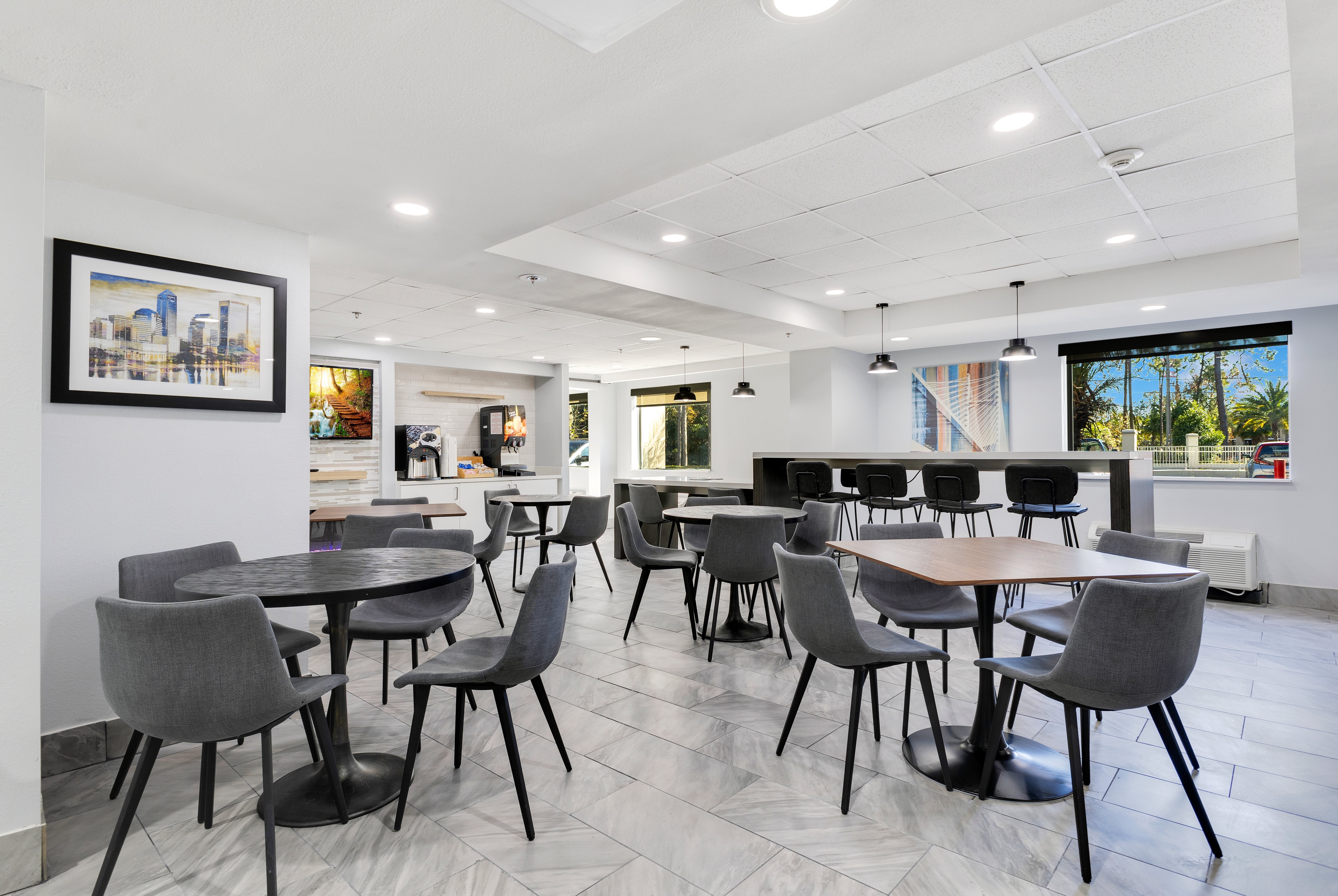 La Quinta Inn & Suites by Wyndham Jacksonville Mandarin restaurant breakfast area with seating in Jacksonville, Florida