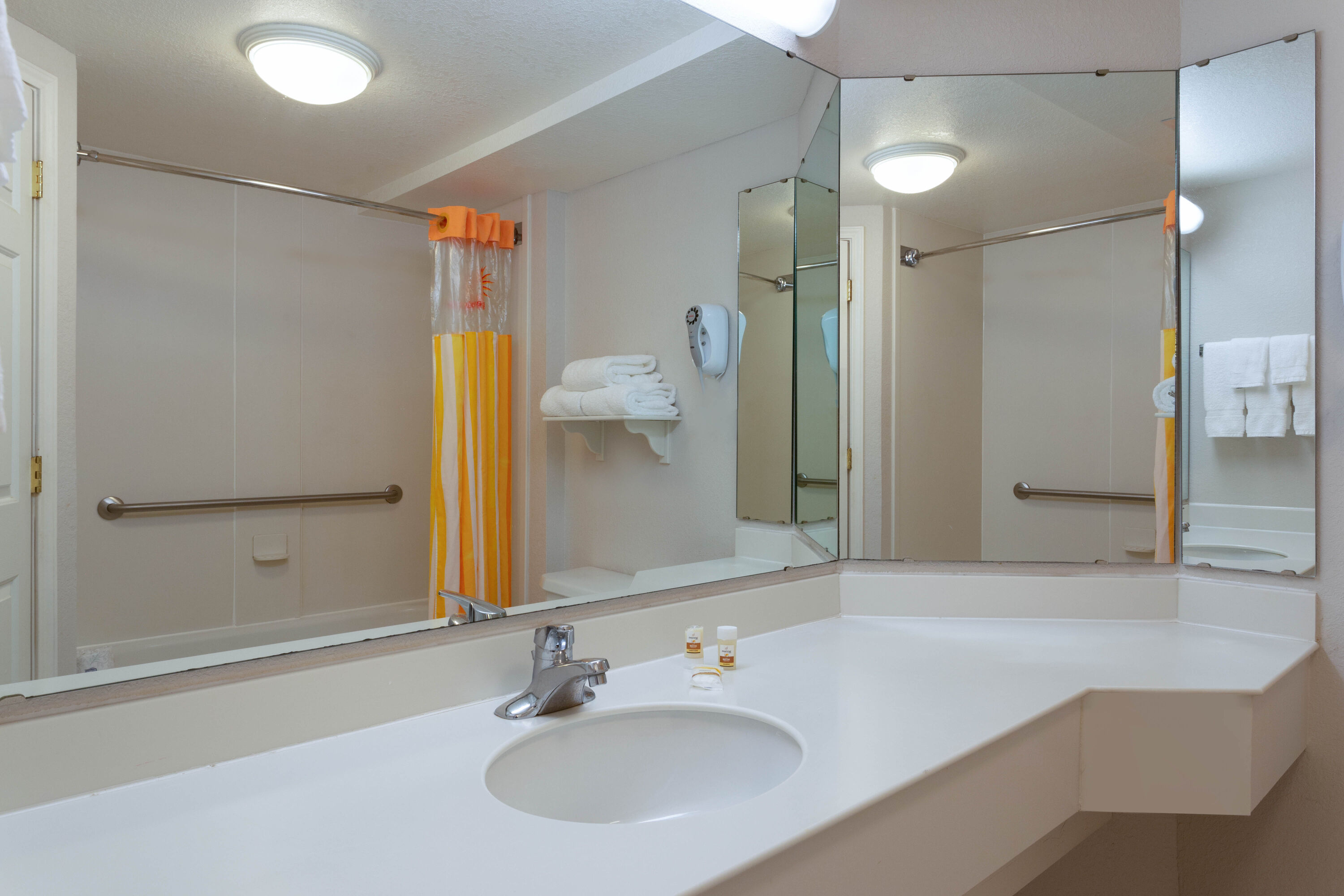 Guest room bath at the La Quinta Inn & Suites by Wyndham Lakeland West in Lakeland, Florida