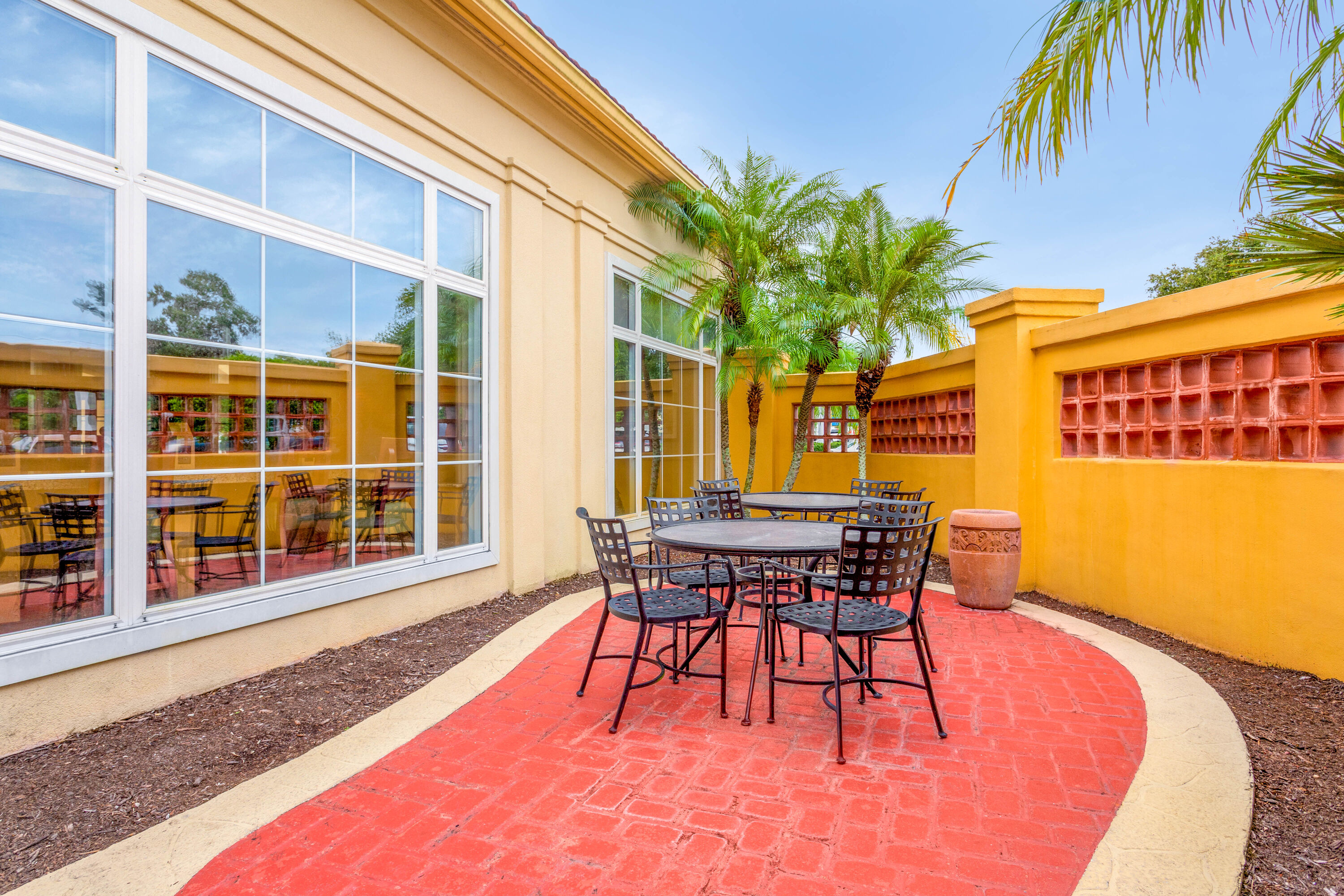 Courtyard at La Quinta Inn & Suites by Wyndham Lakeland West in Lakeland, Florida