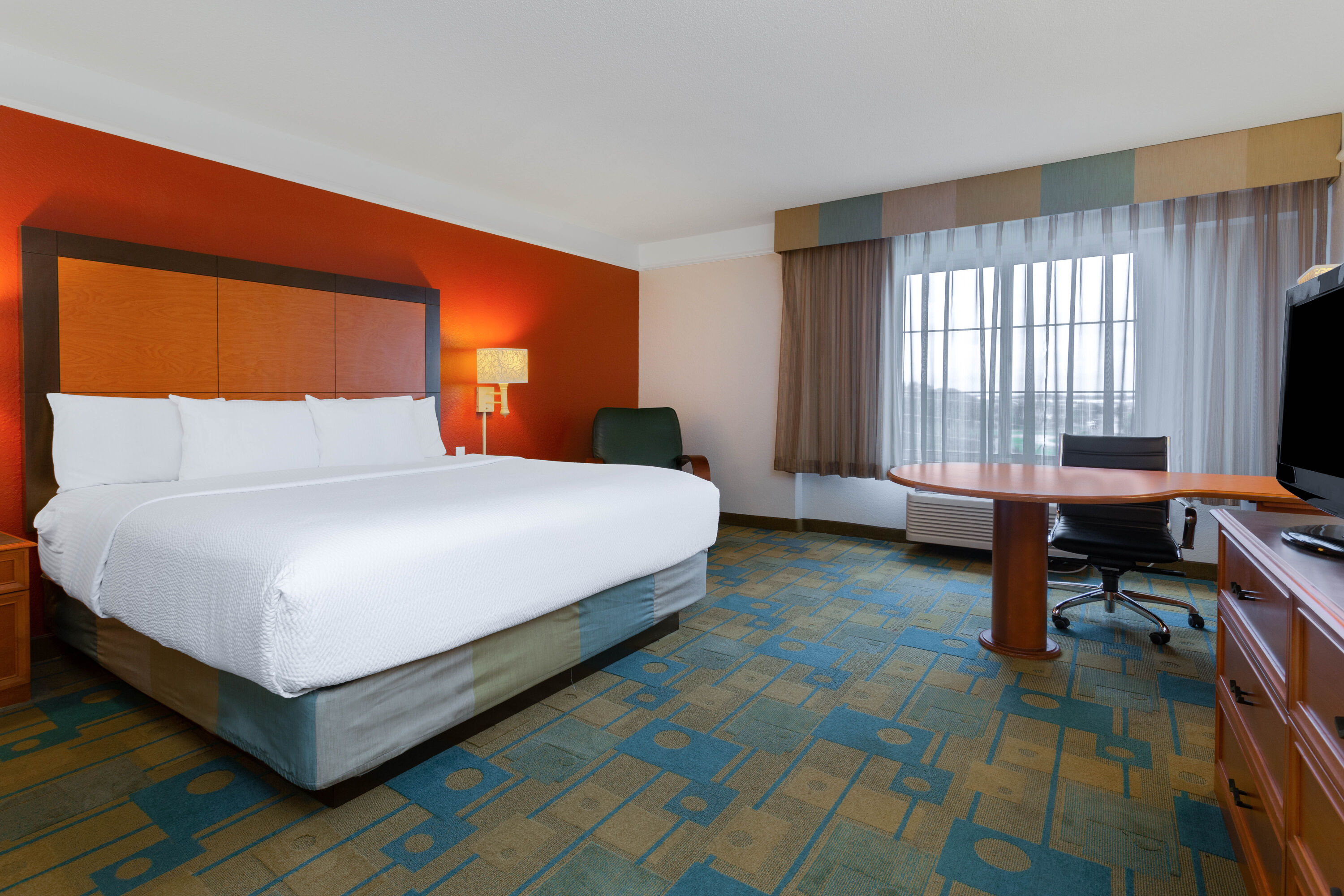 Guest room at the La Quinta Inn & Suites by Wyndham Lakeland West in Lakeland, Florida