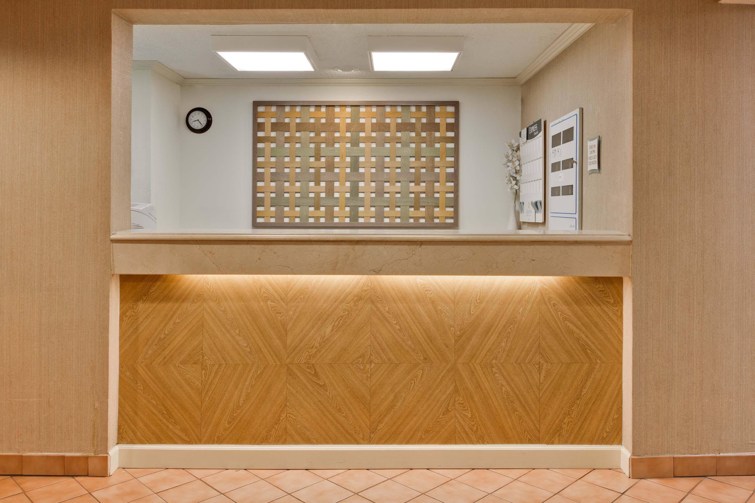 La Quinta Inn amp Suites by Wyndham - 52719 FrontDesk 