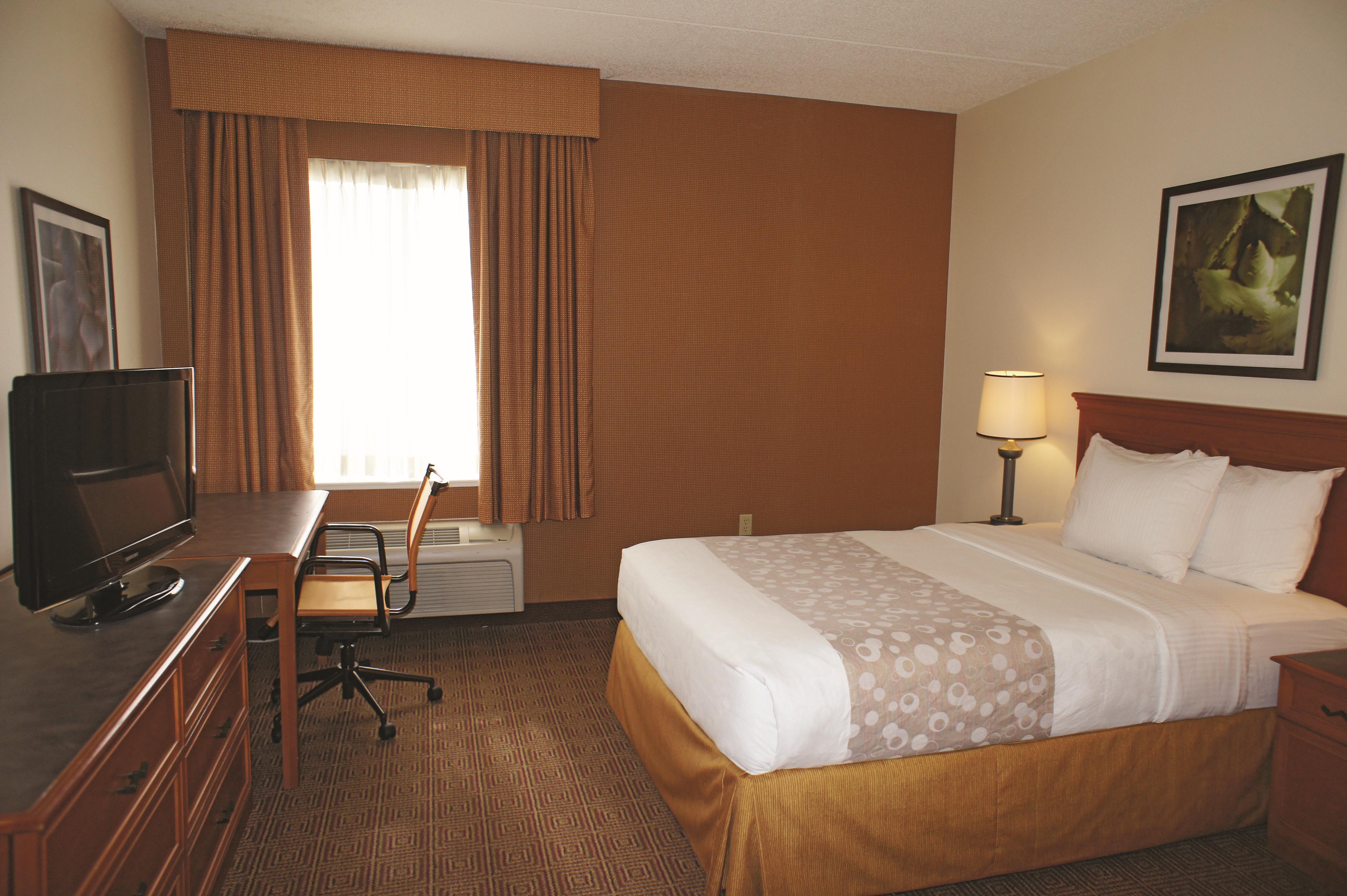 Guest room at the La Quinta Inn & Suites by Wyndham Lakeland East in Lakeland, Florida
