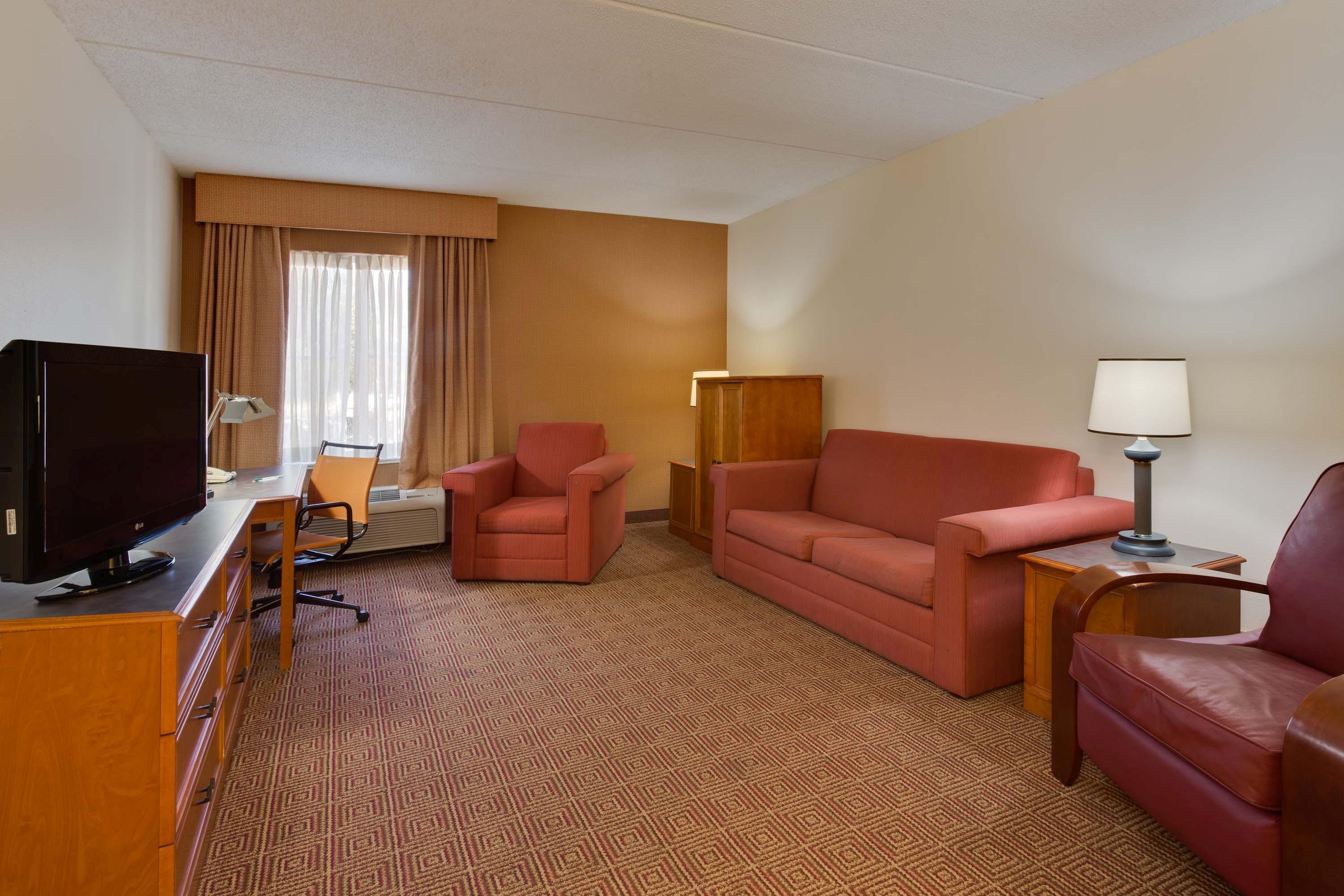 La Quinta Inn & Suites by Wyndham Lakeland East suite in Lakeland, Florida