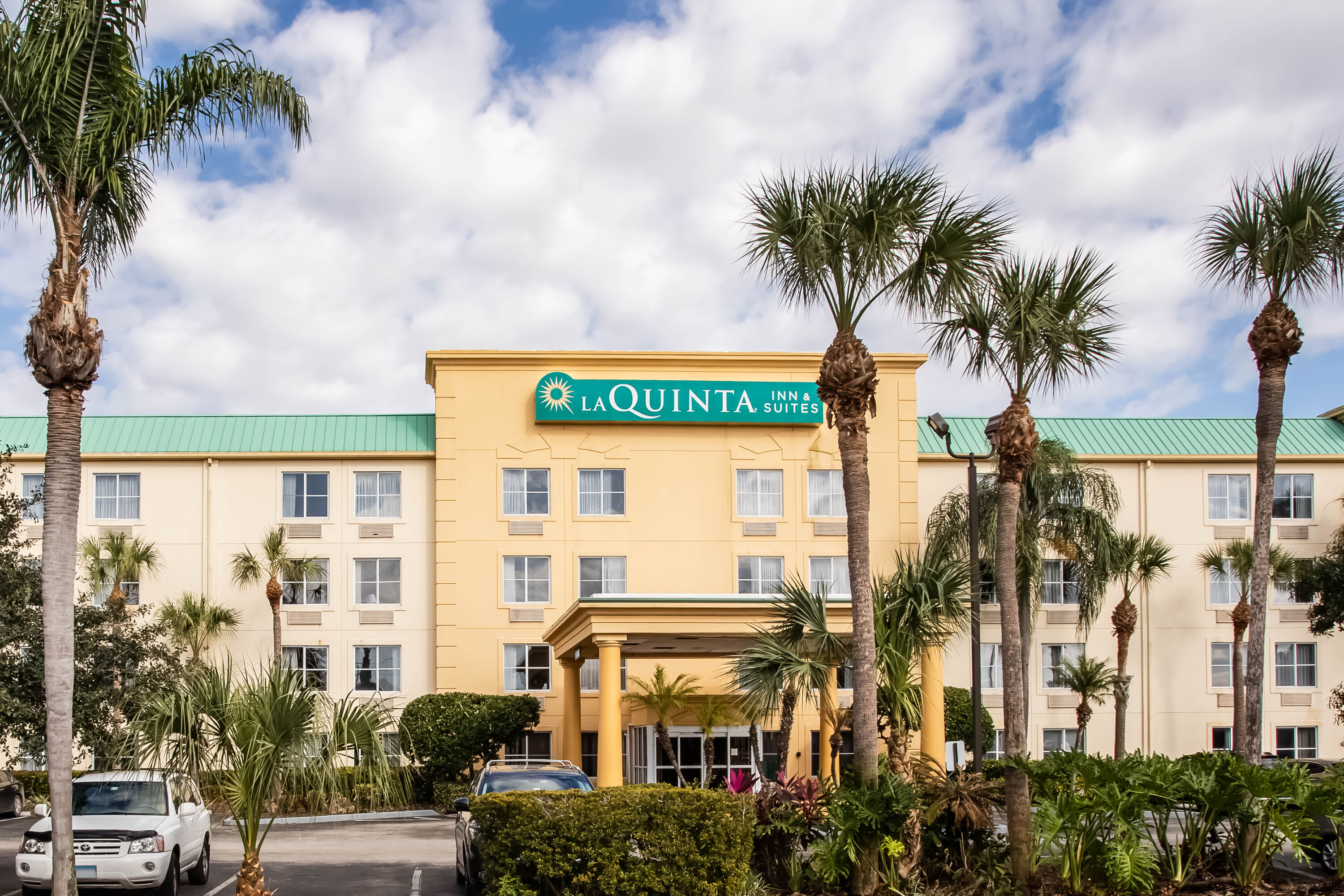 Exterior Day Image of La Quinta Inn & Suites by Wyndham Melbourne Viera hotel in Melbourne, Florida