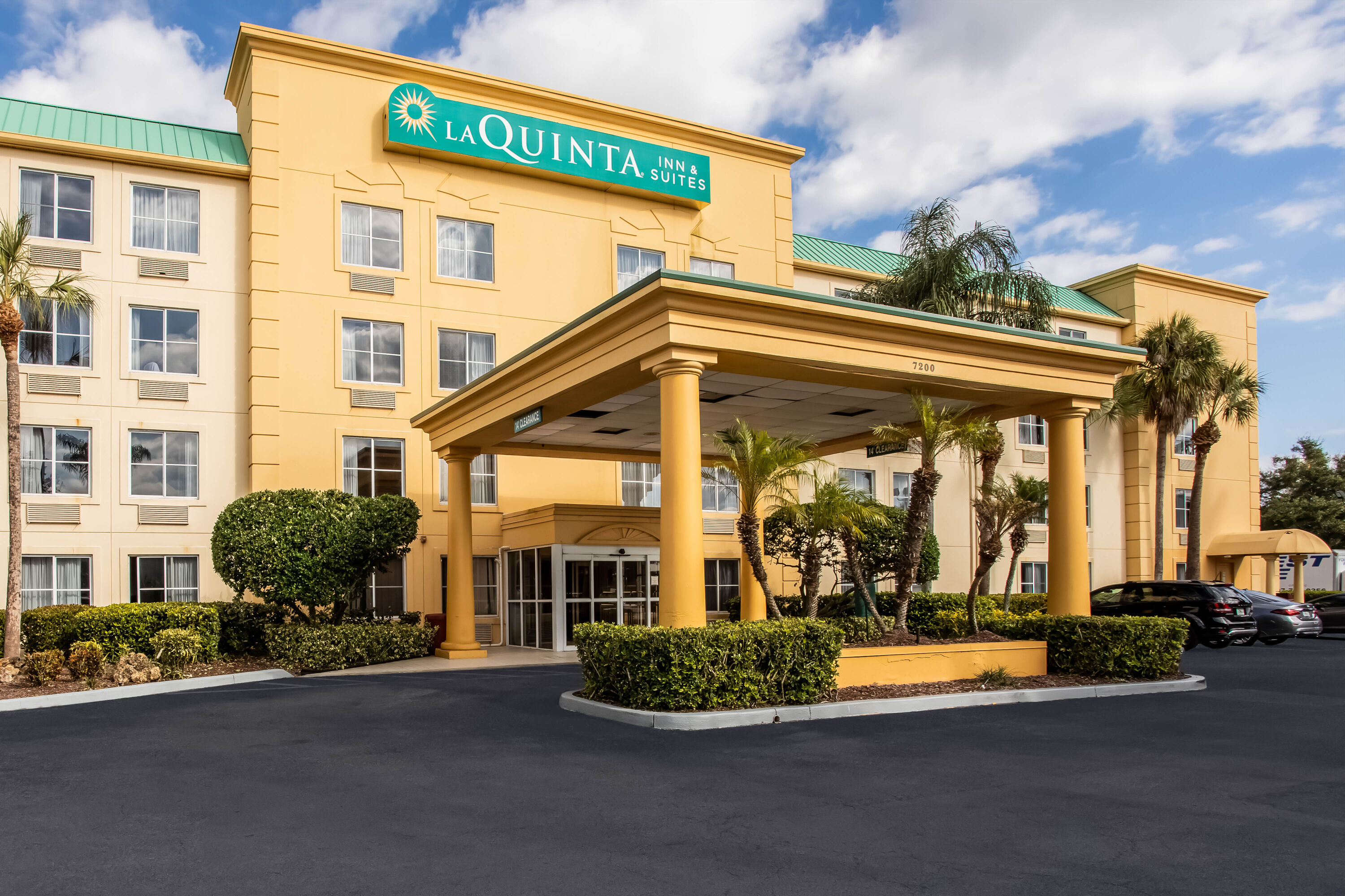 Exterior Day Image of La Quinta Inn & Suites by Wyndham Melbourne Viera hotel in Melbourne, Florida