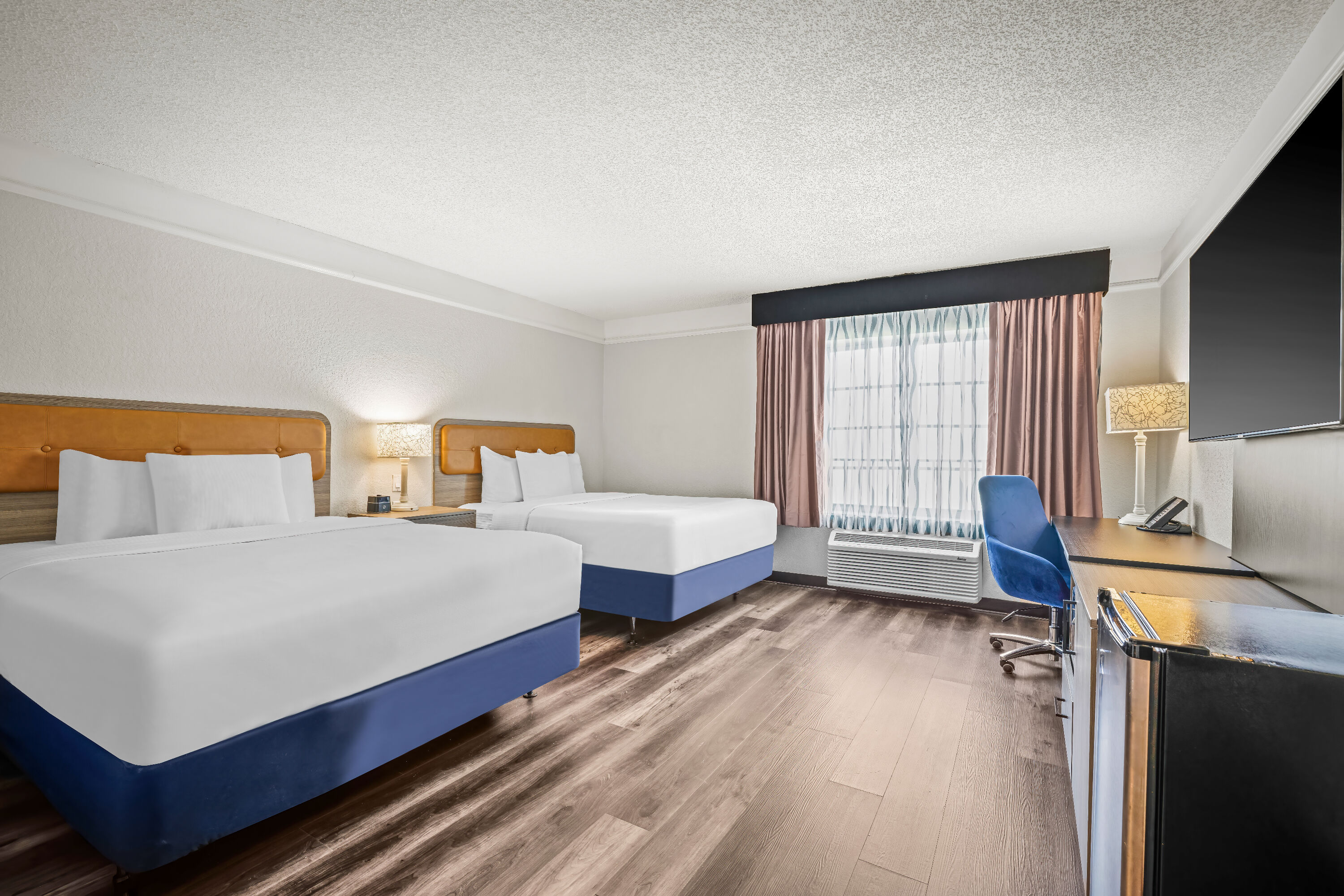 Queen bed guest room at the La Quinta Inn & Suites by Wyndham Miami Airport West in Miami, Florida