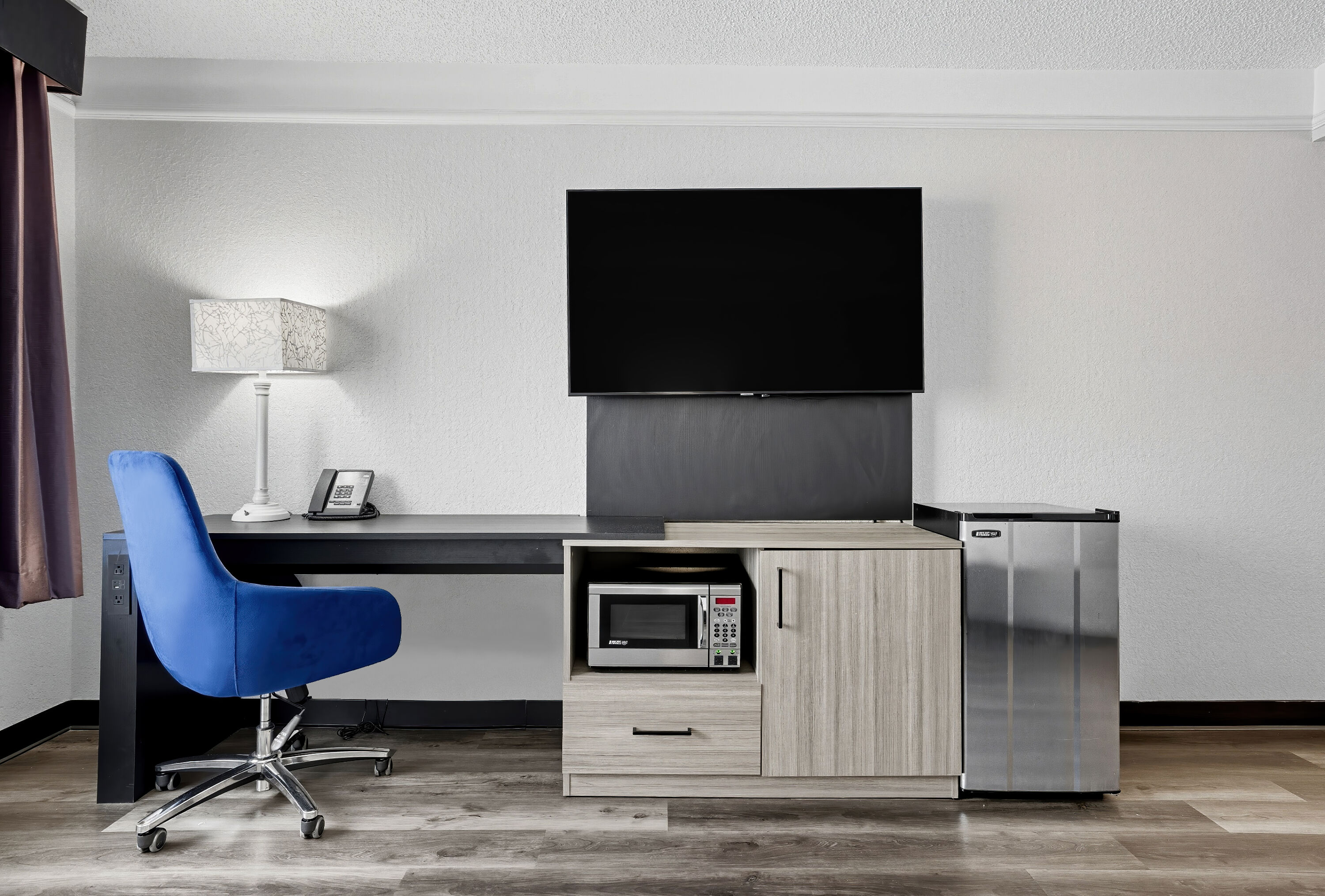 Queen bed guest room at the La Quinta Inn & Suites by Wyndham Miami Airport West in Miami, Florida