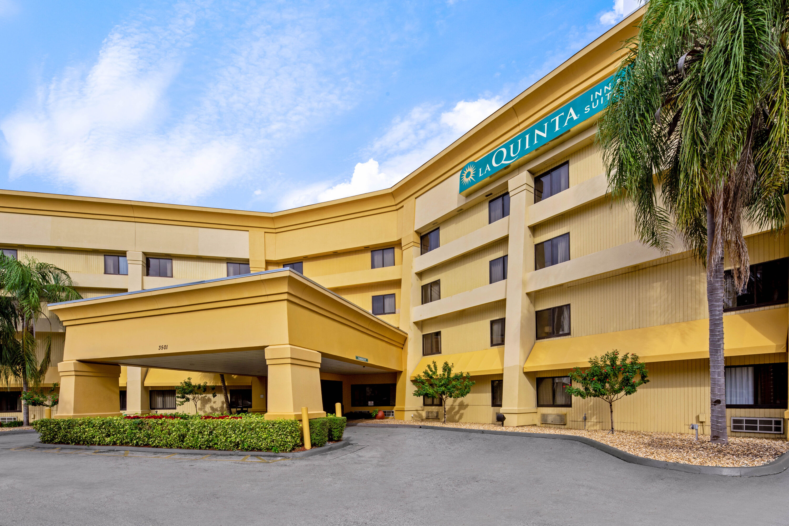 La Quinta Inn & Suites by Wyndham Miami Airport East ...
