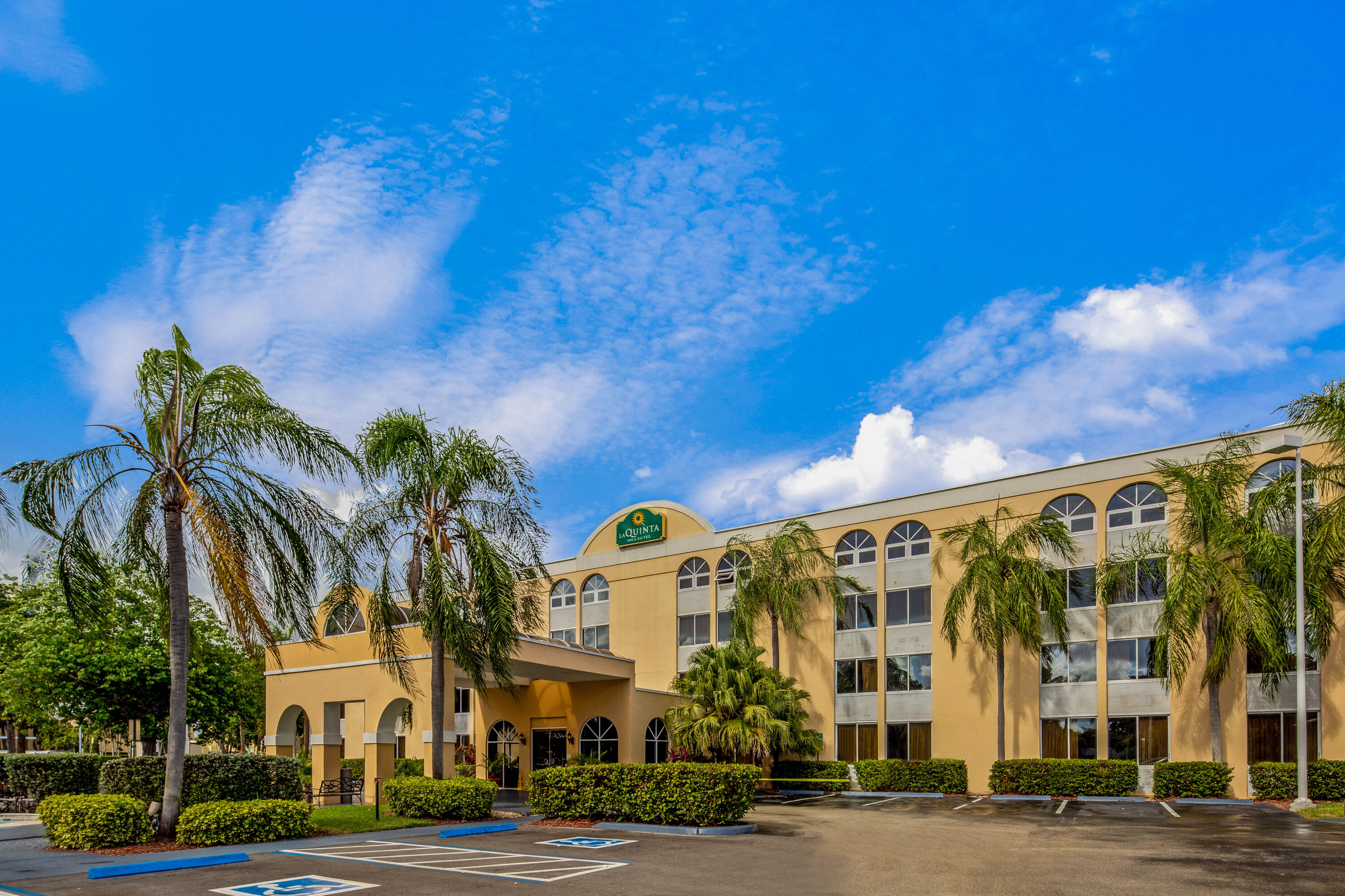 Exterior Day Image of La Quinta Inn & Suites by Wyndham Miami Lakes hotel in Miami, Florida