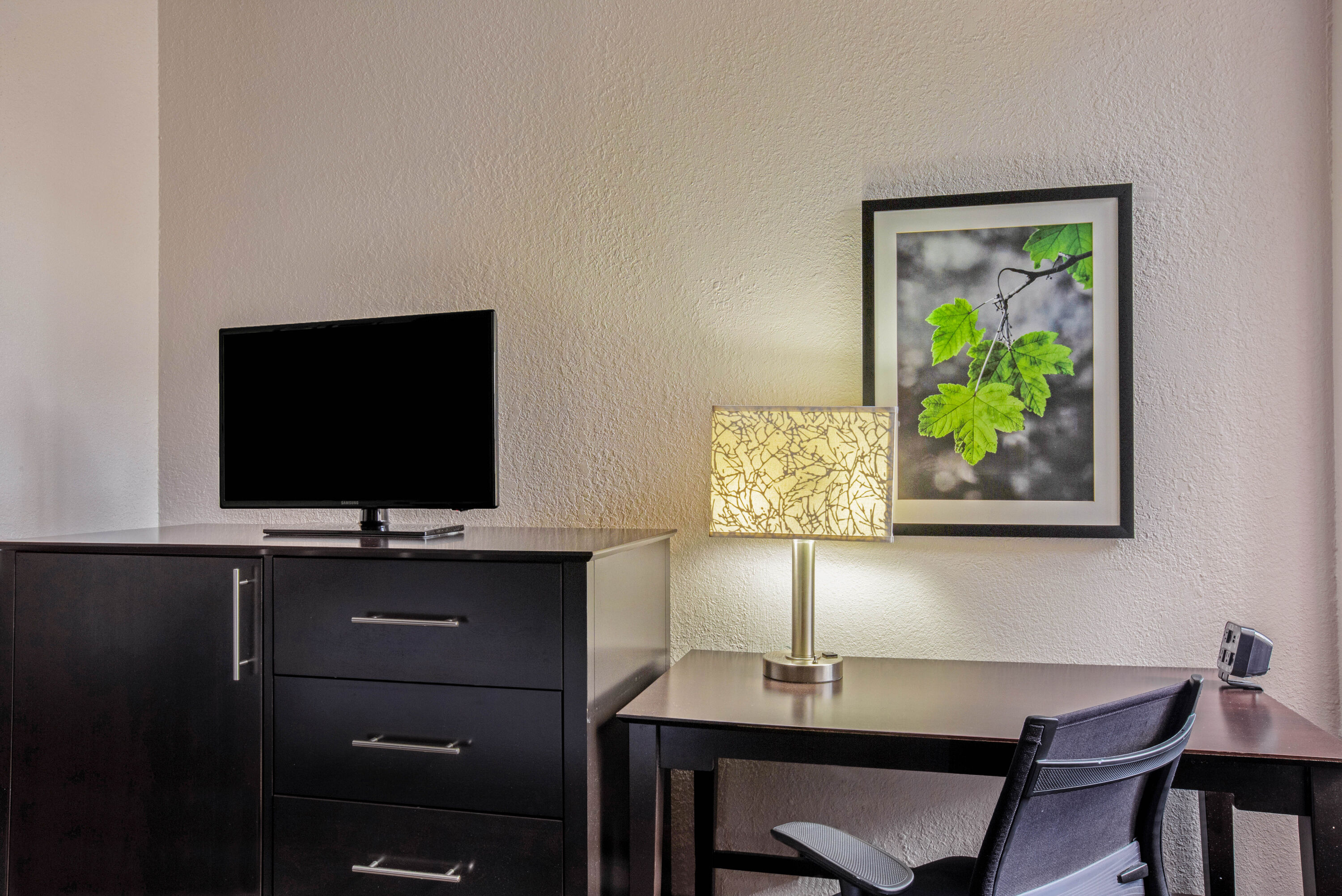 Guest room feature at the La Quinta Inn & Suites by Wyndham Miami Lakes in Miami, Florida