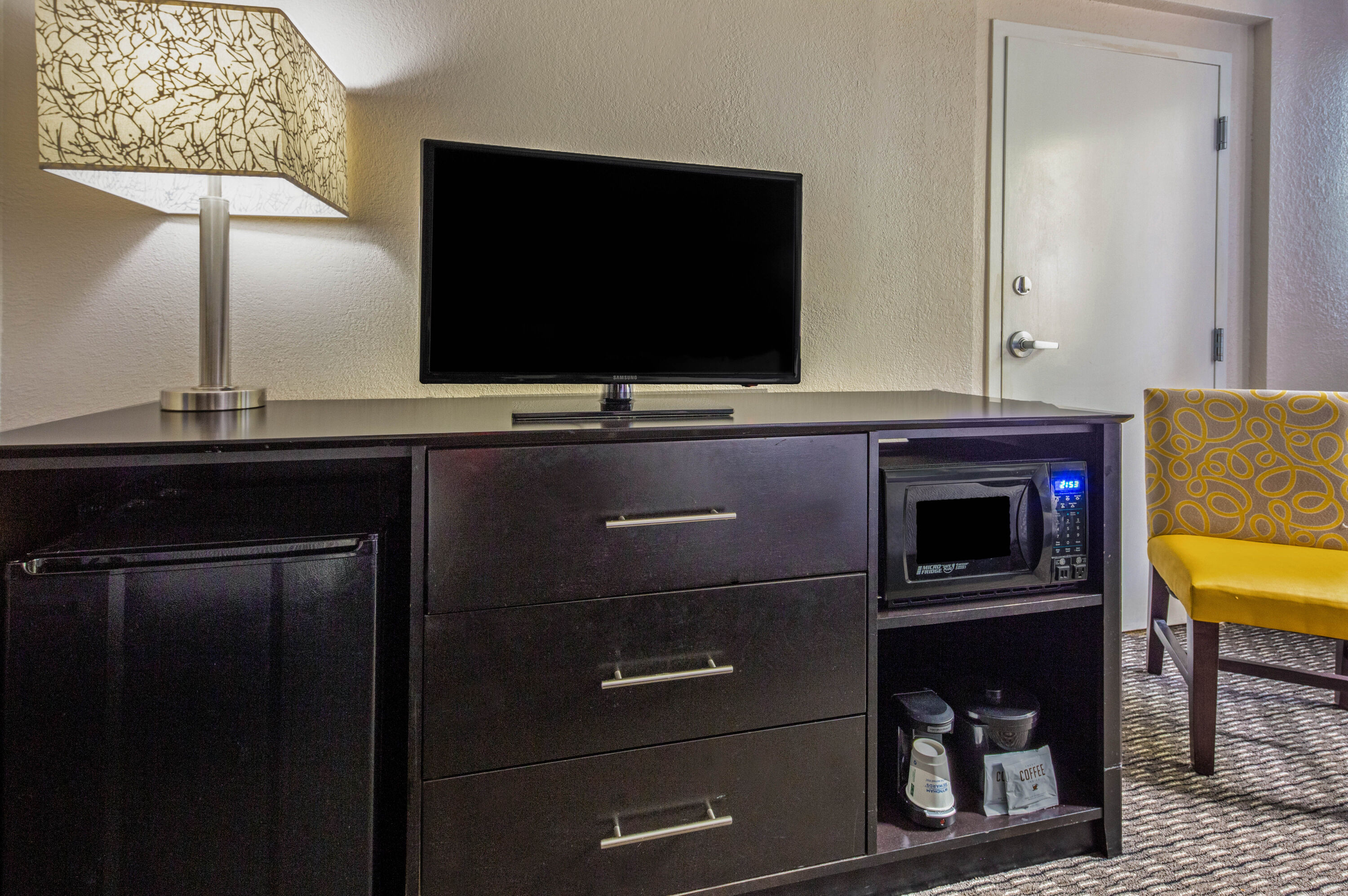 Guest room feature at the La Quinta Inn & Suites by Wyndham Miami Lakes in Miami, Florida