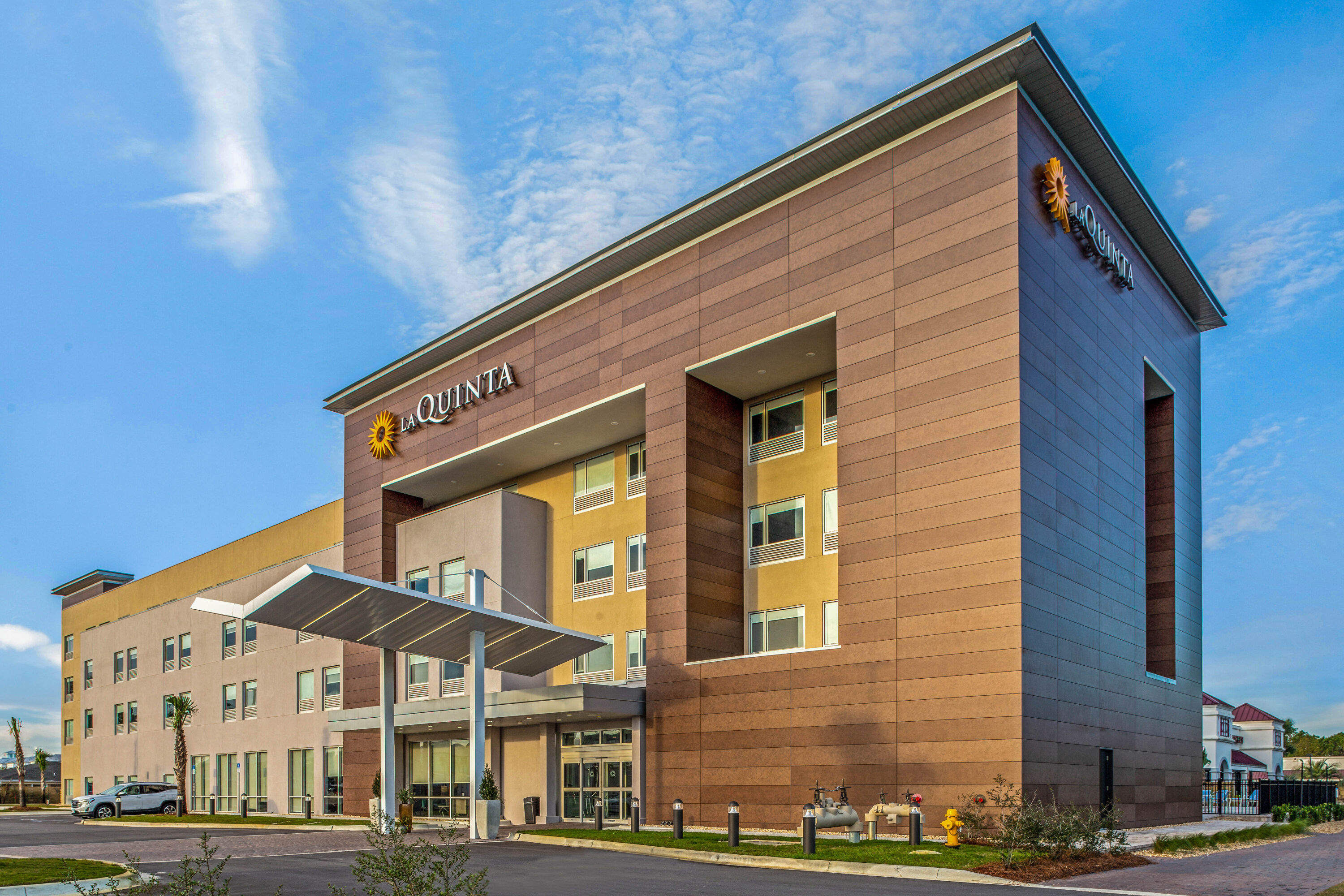 Exterior Day Image of La Quinta Inn & Suites by Wyndham Miramar Beach-Destin hotel in Miramar Beach, Florida