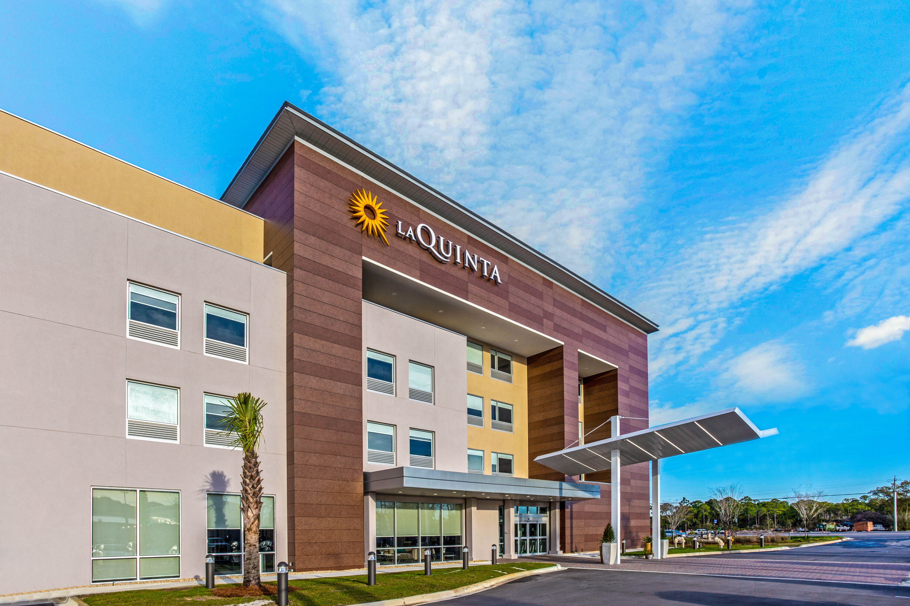 Exterior Day Image of La Quinta Inn & Suites by Wyndham Miramar Beach-Destin hotel in Miramar Beach, Florida