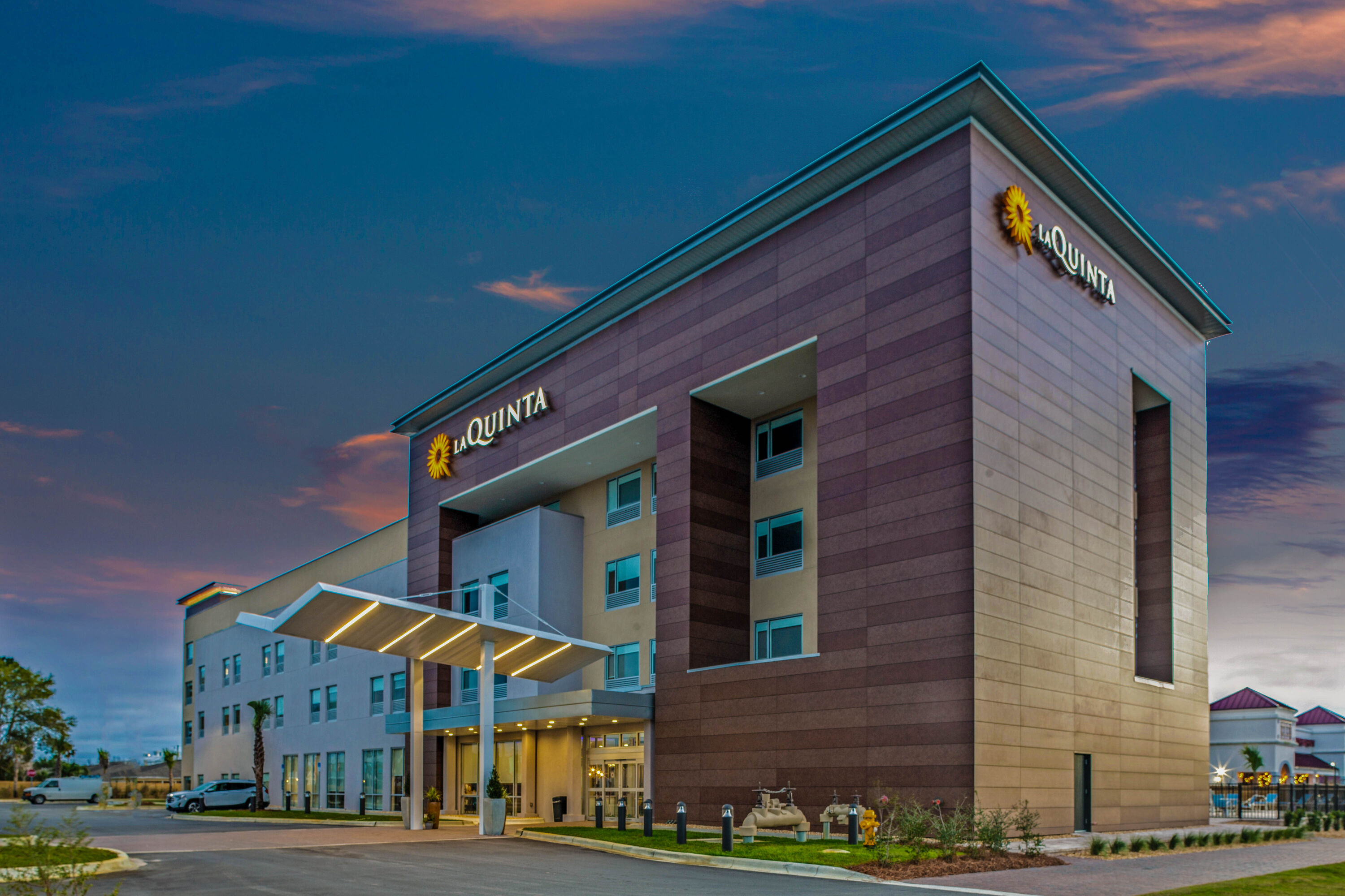 Exterior Dusk Image of La Quinta Inn & Suites by Wyndham Miramar Beach-Destin hotel in Miramar Beach, Florida