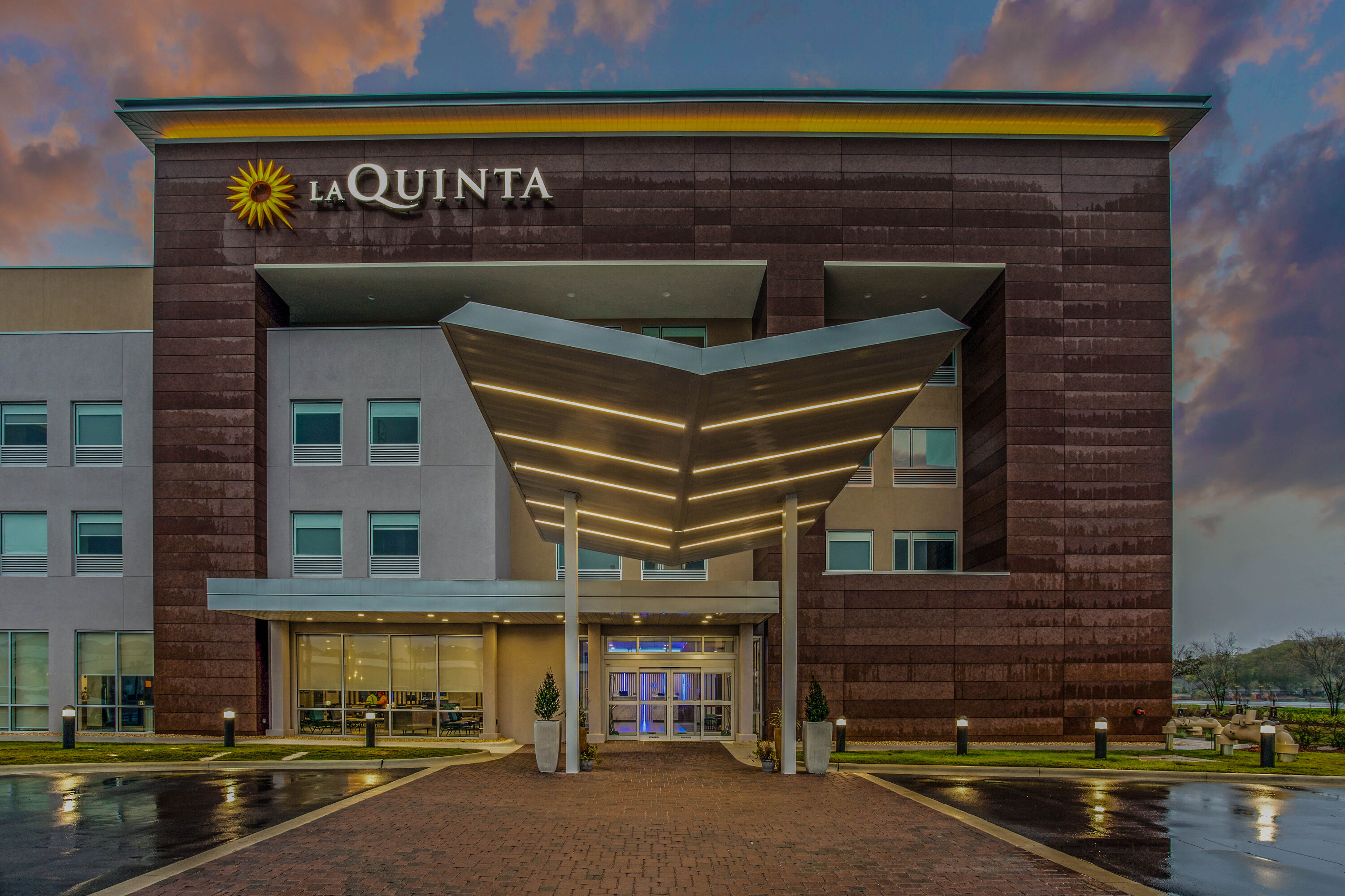 Exterior Dusk Image of La Quinta Inn & Suites by Wyndham Miramar Beach-Destin hotel in Miramar Beach, Florida