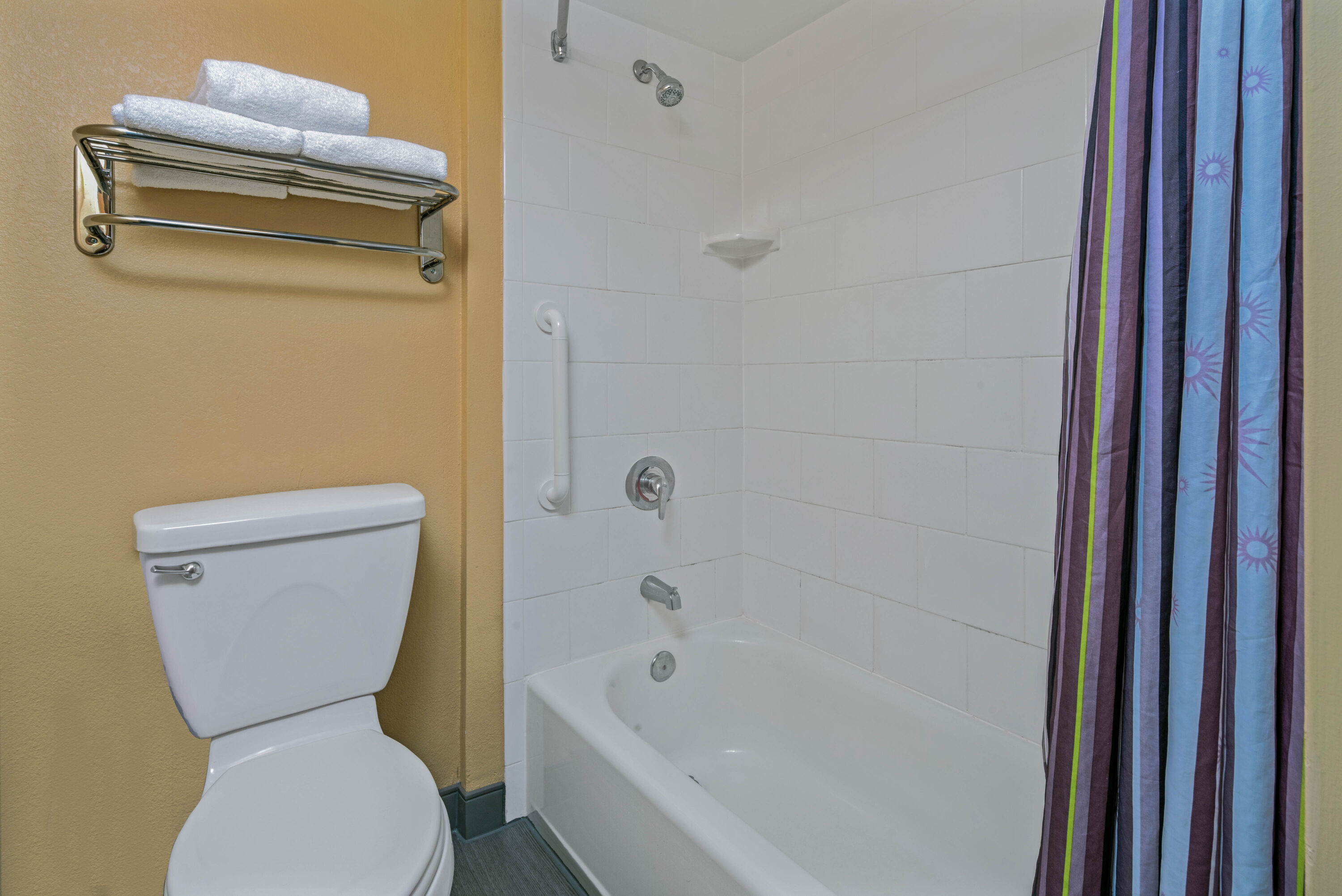 Guest room bath at the La Quinta Inn & Suites by Wyndham Naples Downtown in Naples, Florida