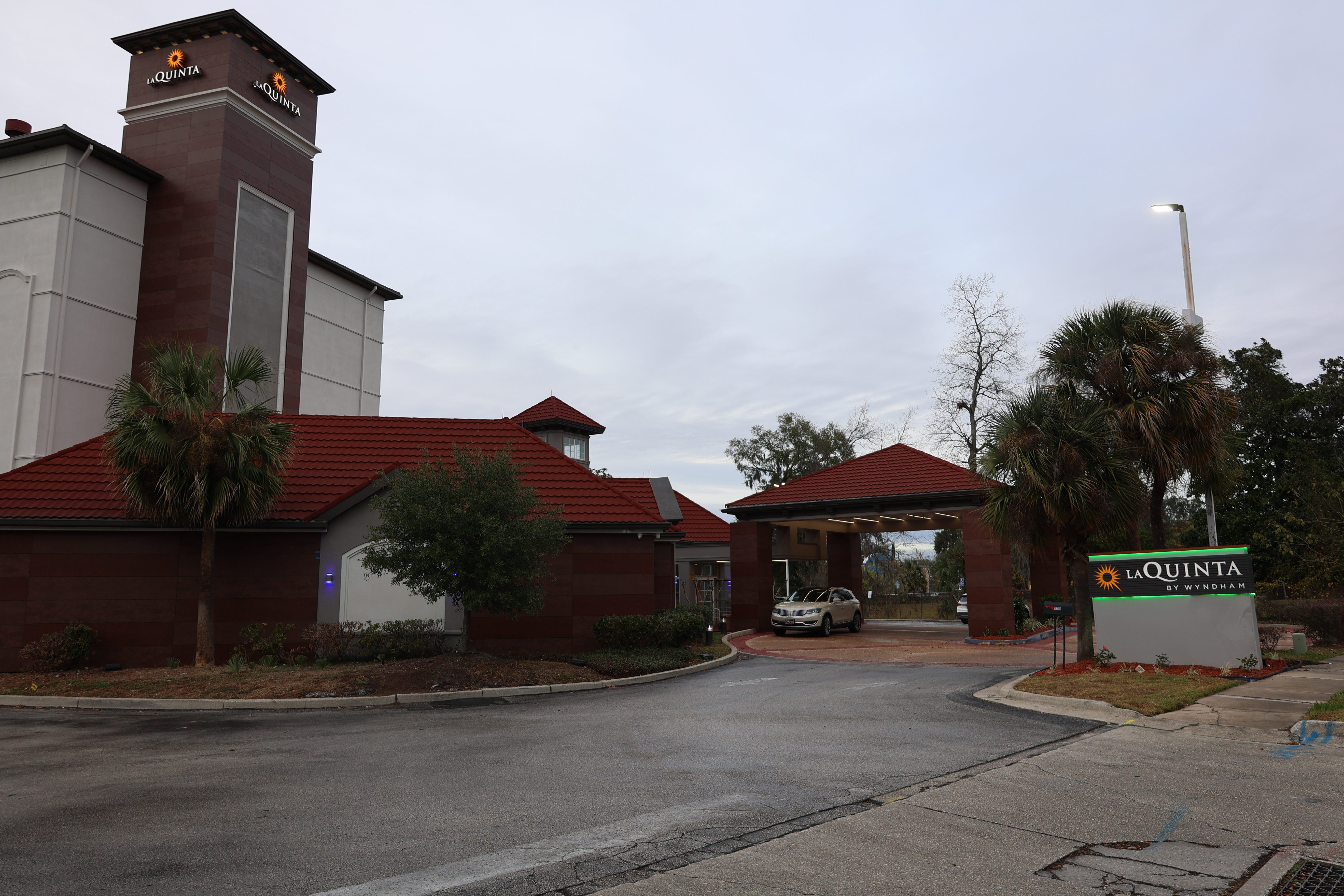 Exterior of La Quinta Inn & Suites by Wyndham Ocala hotel in Ocala, Florida