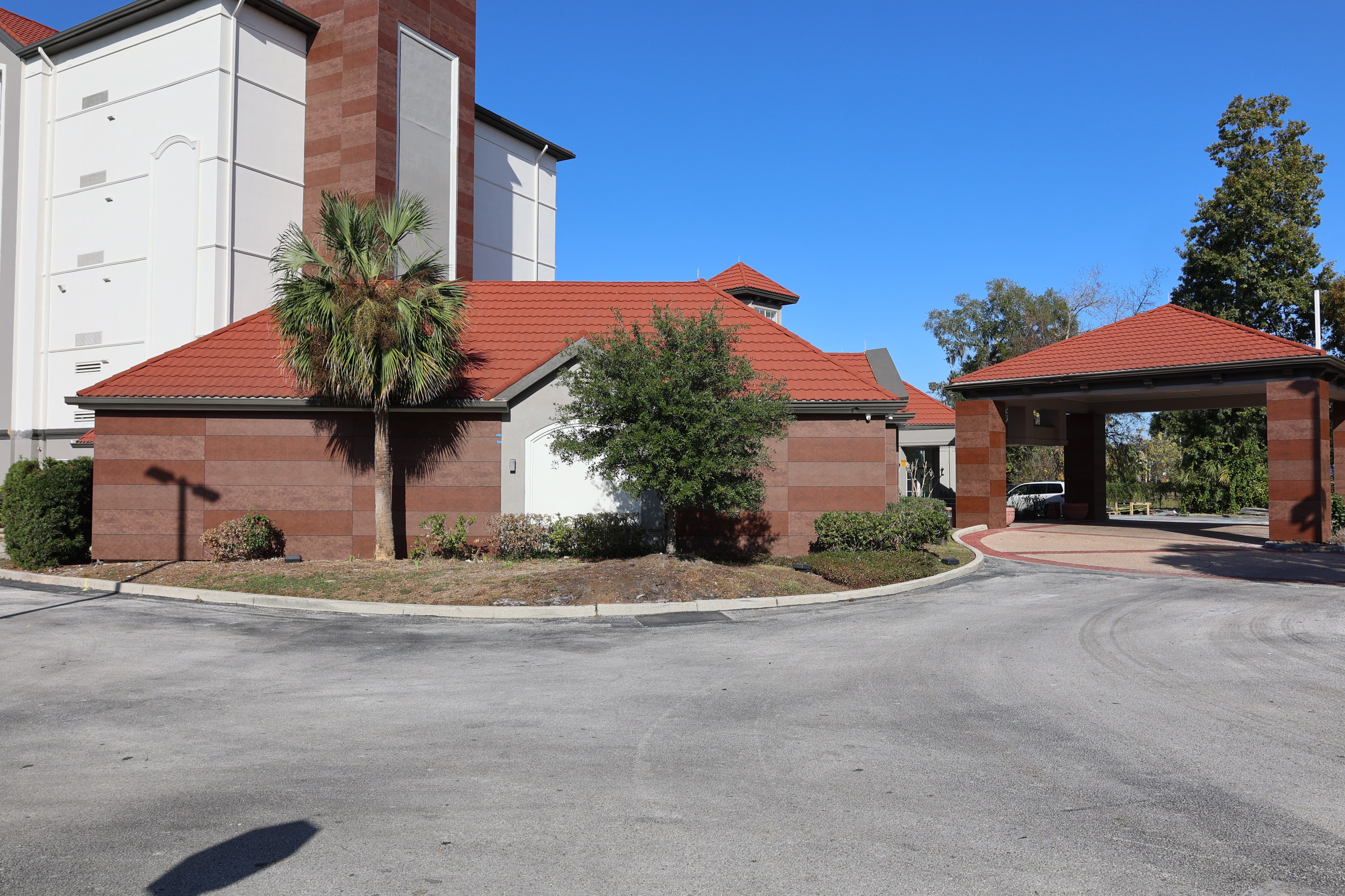 Exterior of La Quinta Inn & Suites by Wyndham Ocala hotel in Ocala, Florida