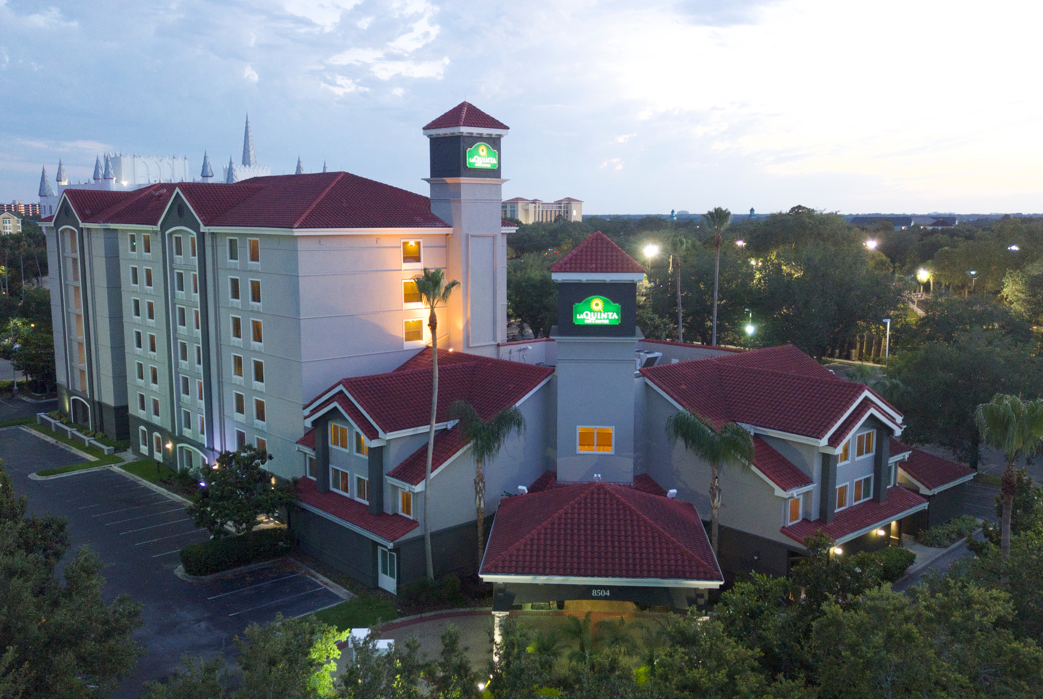Exterior of La Quinta Inn & Suites by Wyndham Orlando I Drive/Conv Ctr hotel in Orlando, Florida