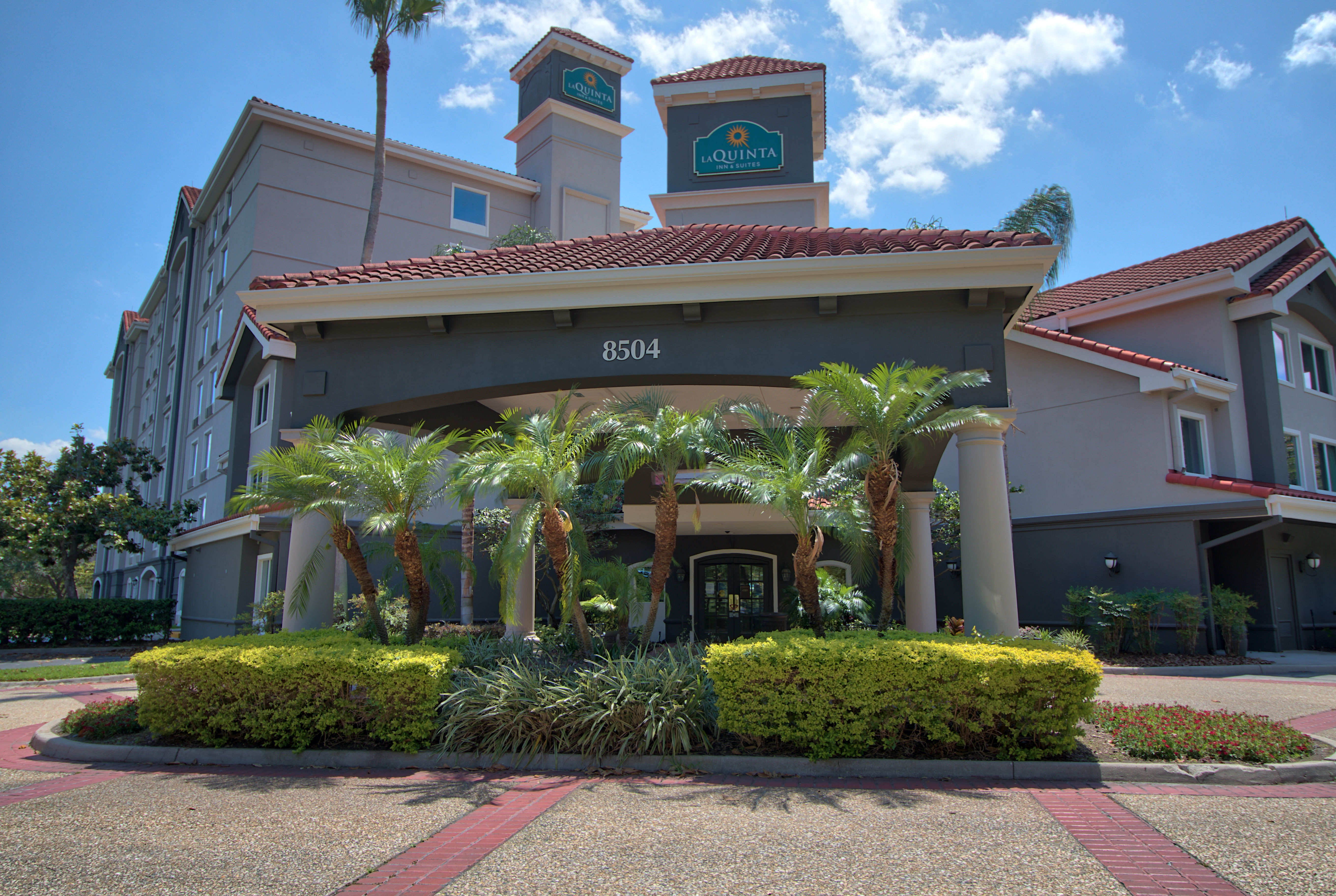 Exterior of La Quinta Inn & Suites by Wyndham Orlando I Drive/Conv Ctr hotel in Orlando, Florida