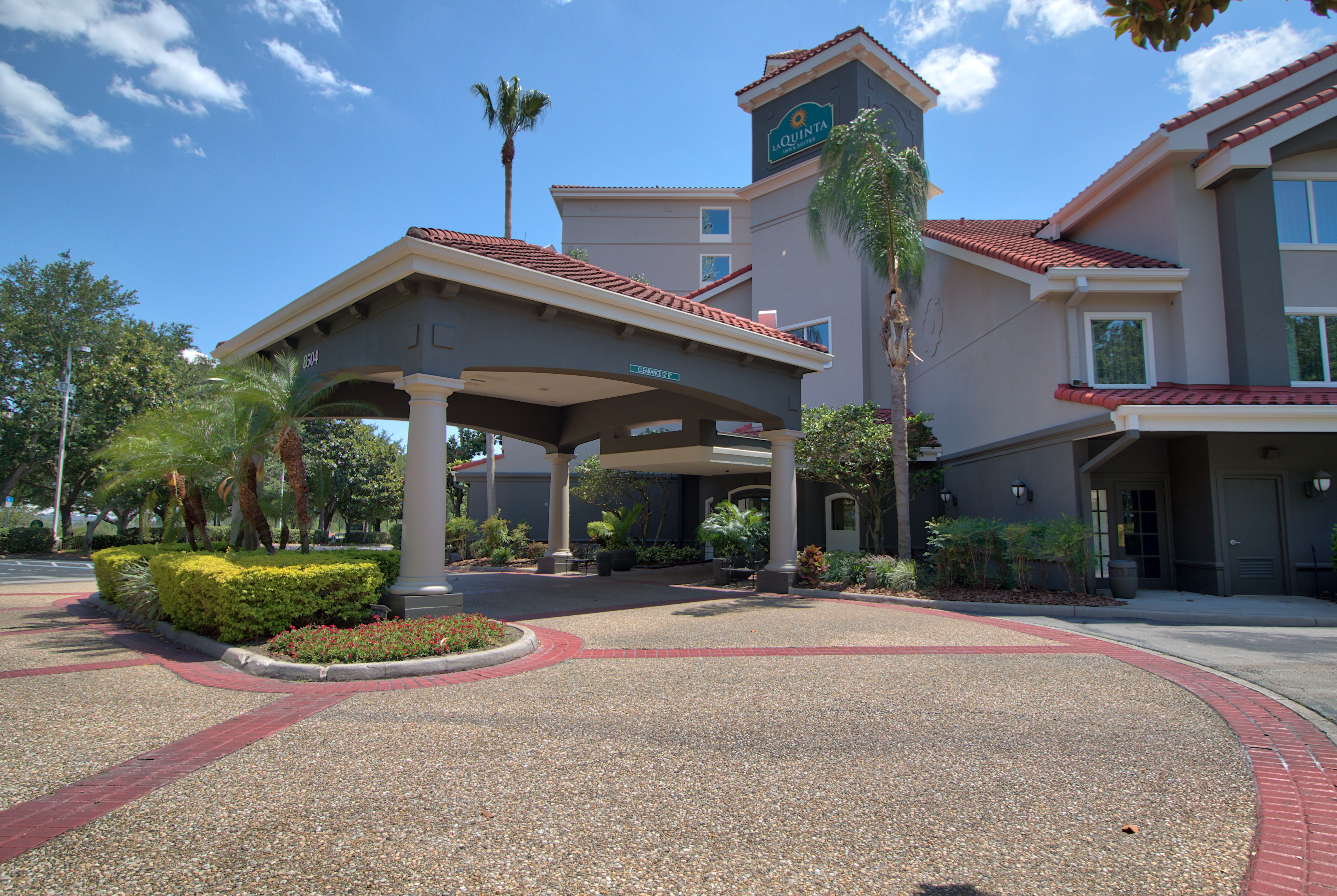 Exterior of La Quinta Inn & Suites by Wyndham Orlando I Drive/Conv Ctr hotel in Orlando, Florida