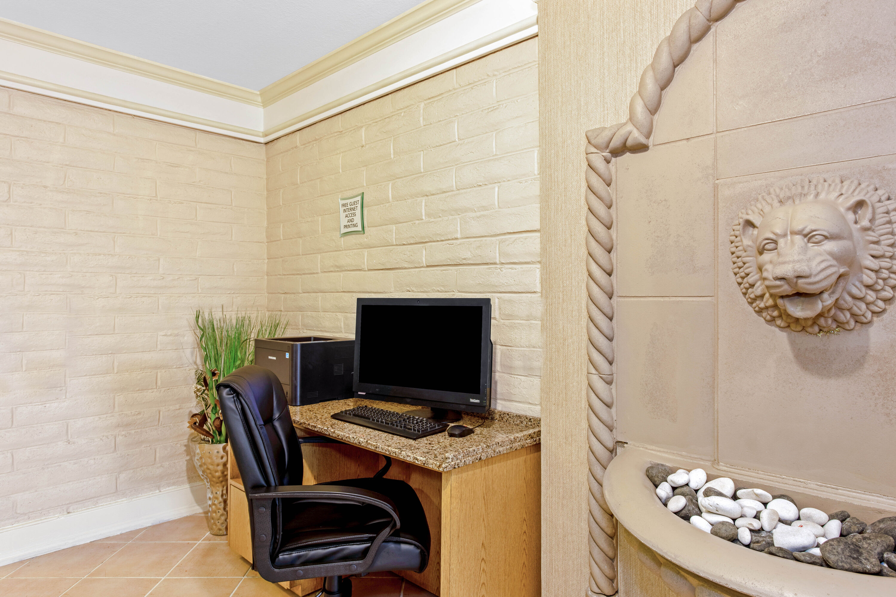 La Quinta Inn by Wyndham Orlando Airport West business center in Orlando, Florida