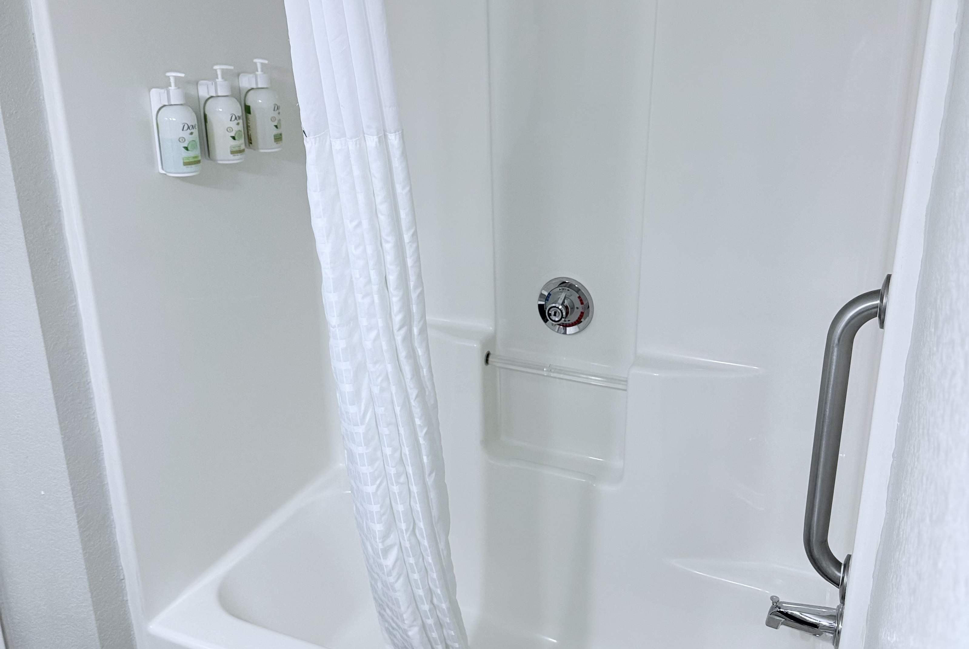 Guest room bath at the La Quinta Inn & Suites by Wyndham Orlando Universal area in Orlando, Florida