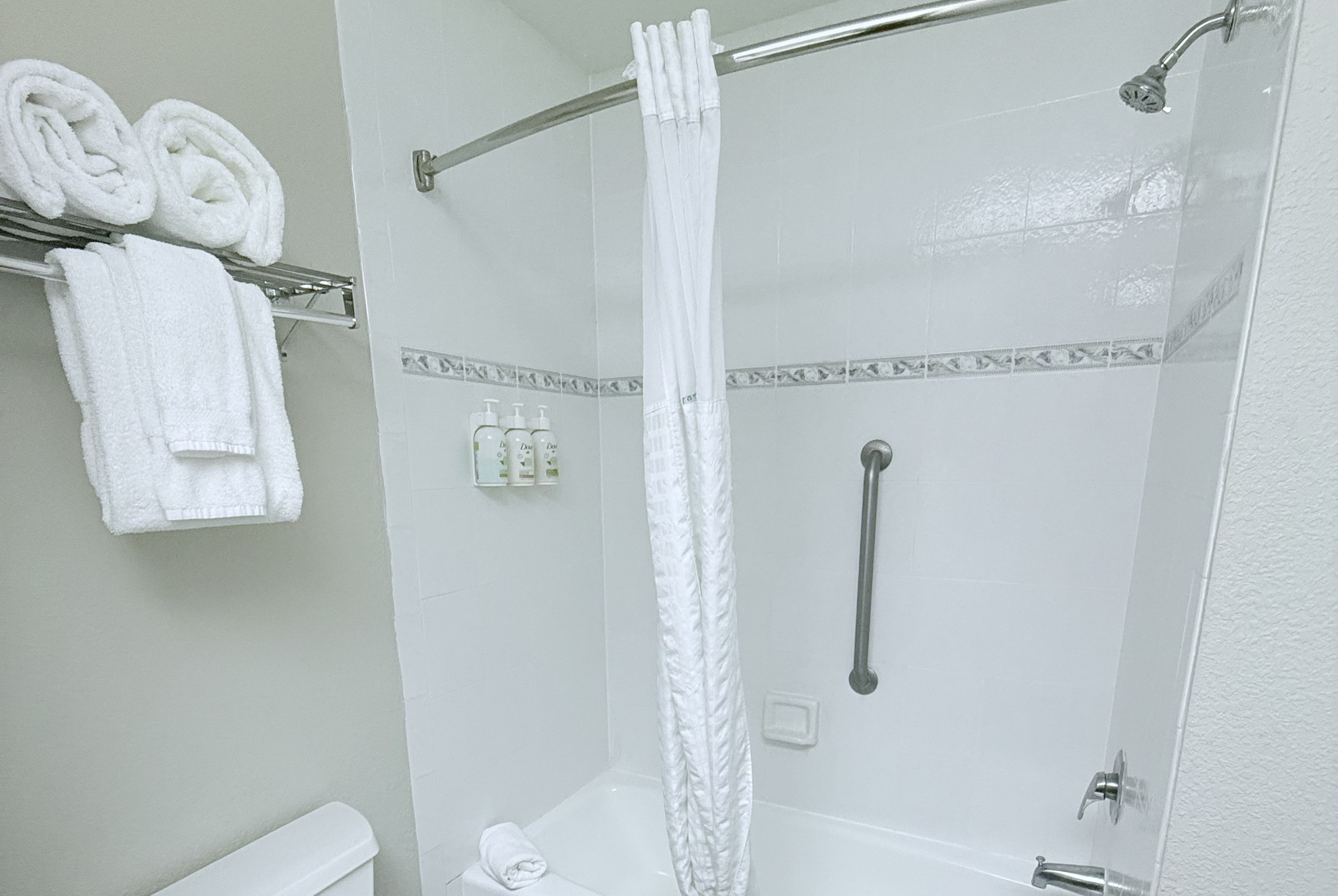 Guest room bath at the La Quinta Inn & Suites by Wyndham Orlando Universal area in Orlando, Florida