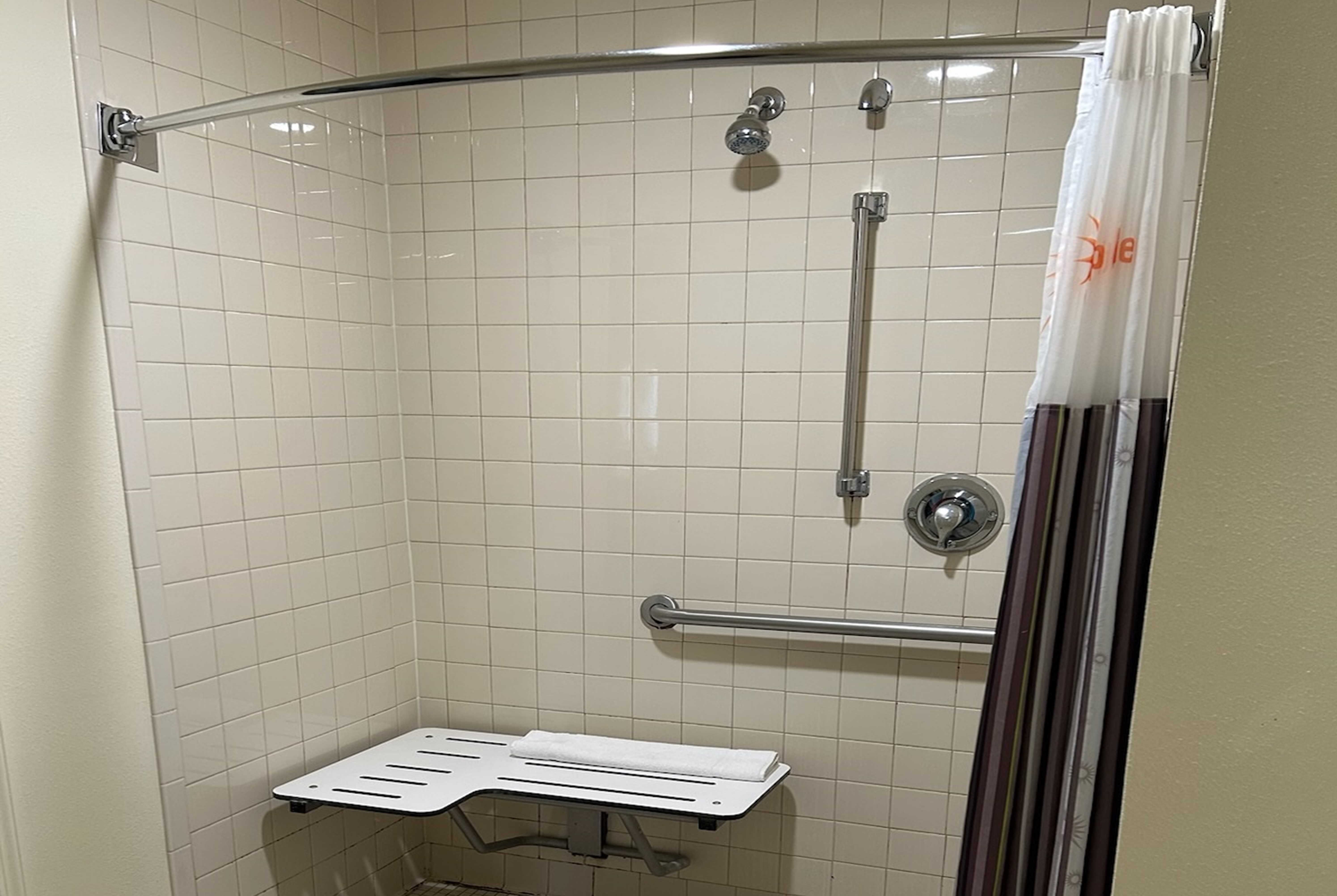 Guest room bath at the La Quinta Inn & Suites by Wyndham Orlando South in Orlando, Florida