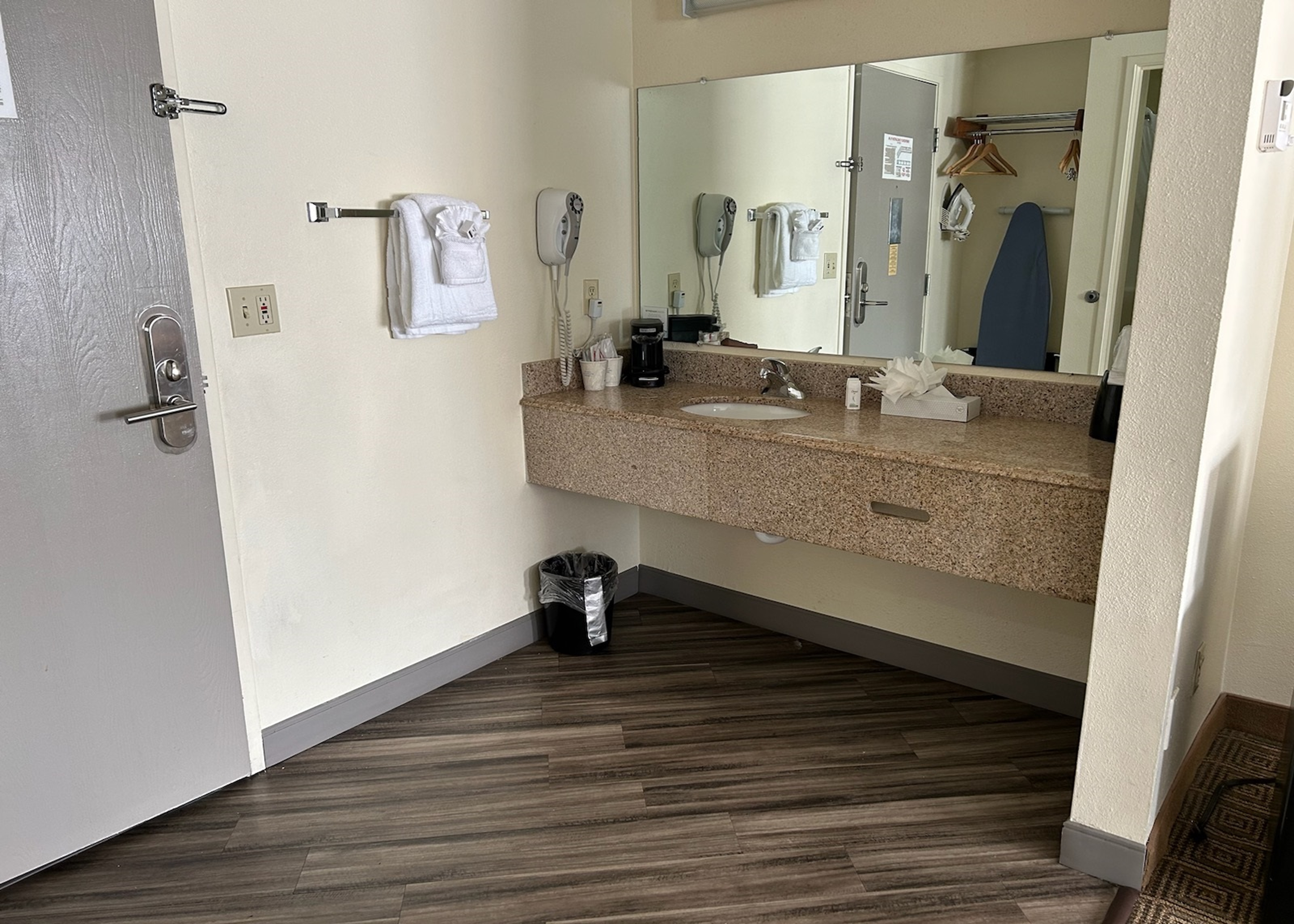 Guest room bath at the La Quinta Inn & Suites by Wyndham Orlando South in Orlando, Florida
