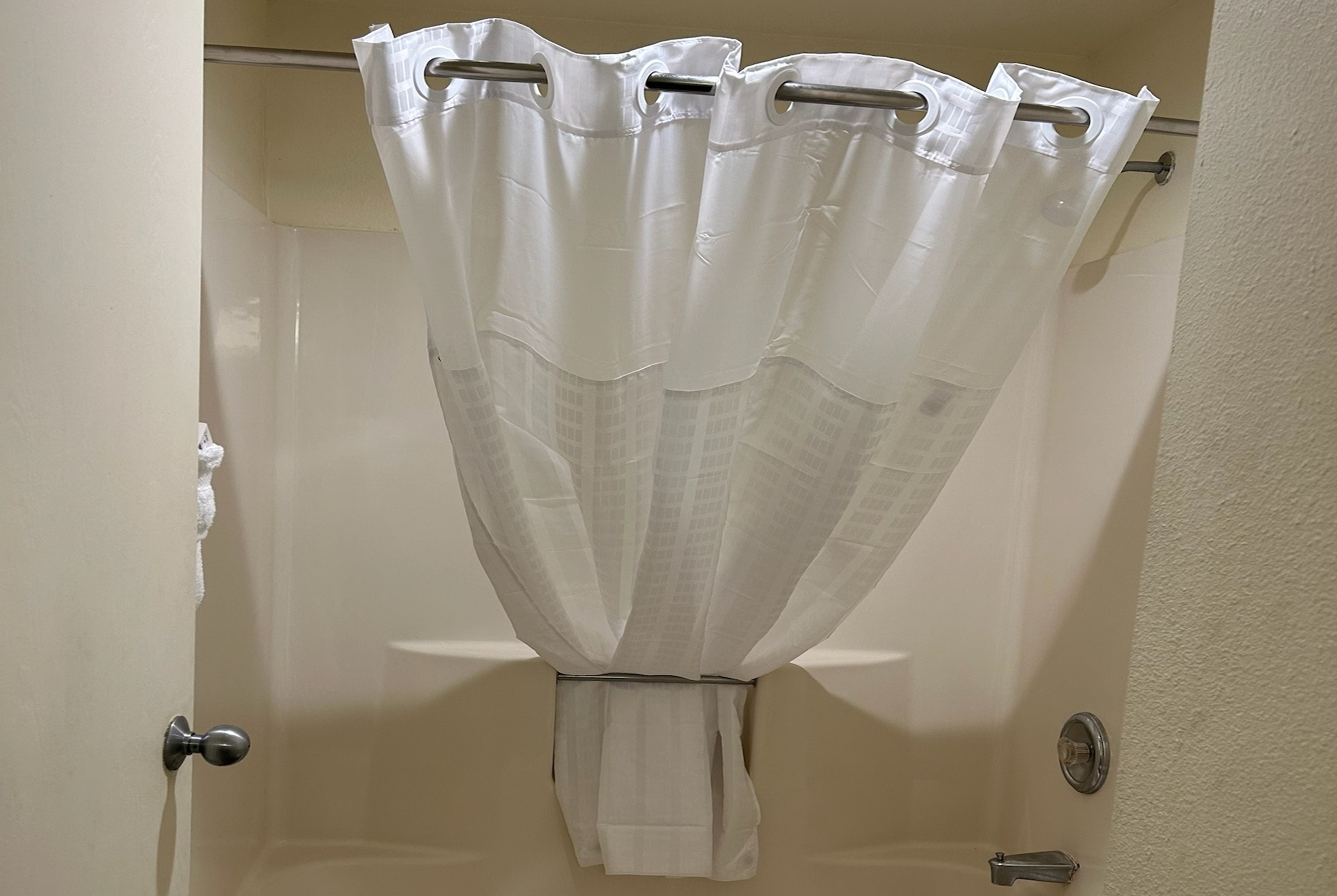 Guest room bath at the La Quinta Inn & Suites by Wyndham Orlando South in Orlando, Florida