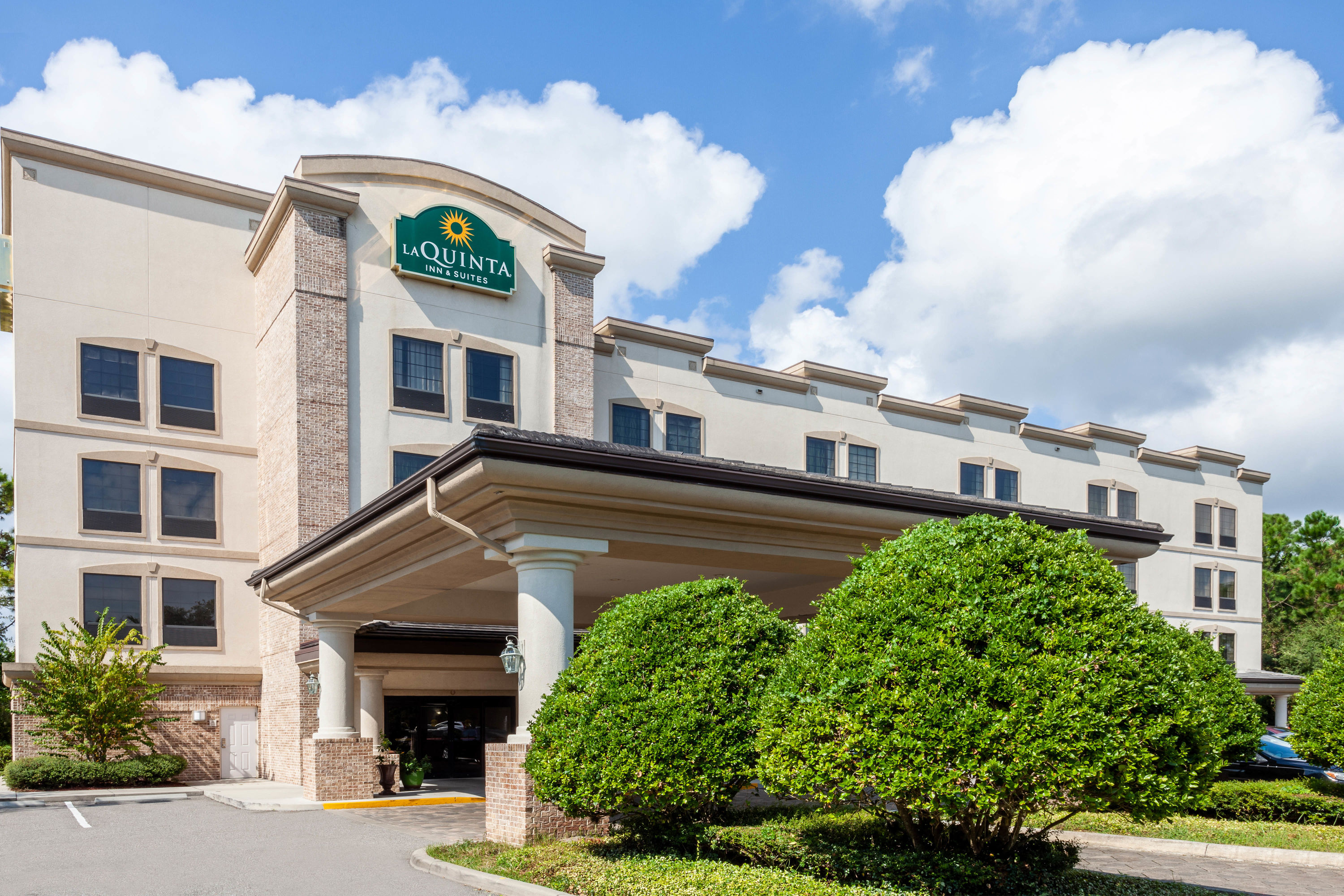 Exterior Day Image of La Quinta Inn & Suites by Wyndham Port Orange / Daytona hotel in Port Orange, Florida