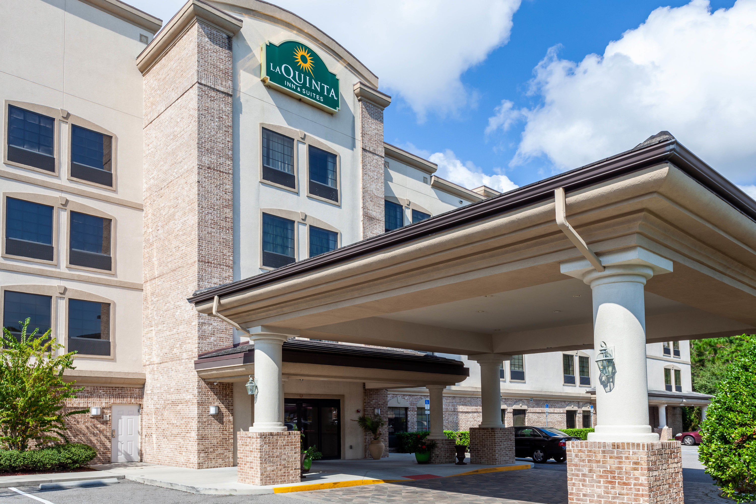 Exterior Day Image of La Quinta Inn & Suites by Wyndham Port Orange / Daytona hotel in Port Orange, Florida