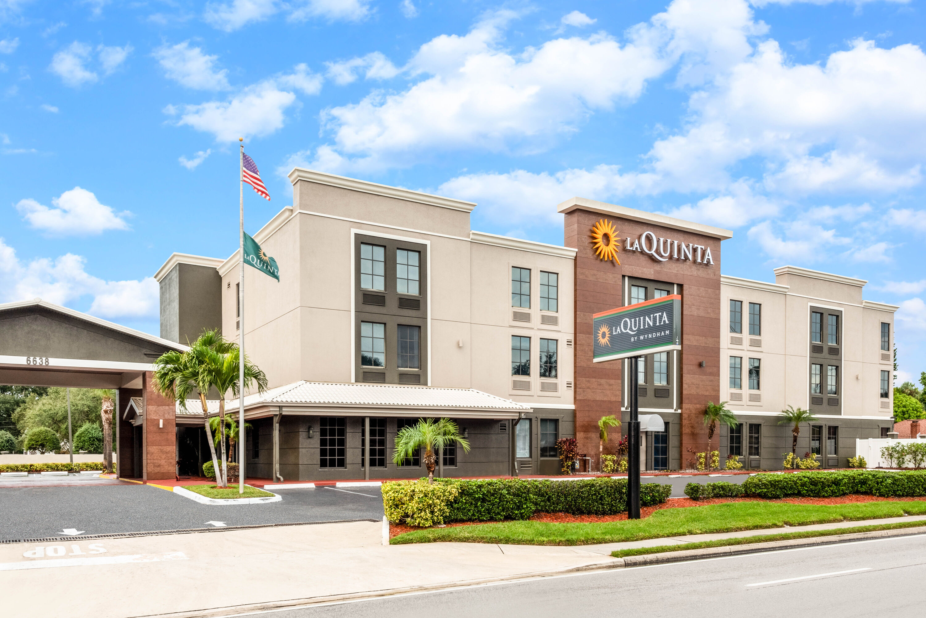 Exterior Day Image of La Quinta Inn & Suites by Wyndham St. Petersburg Northeast hotel in St. Petersburg, Florida