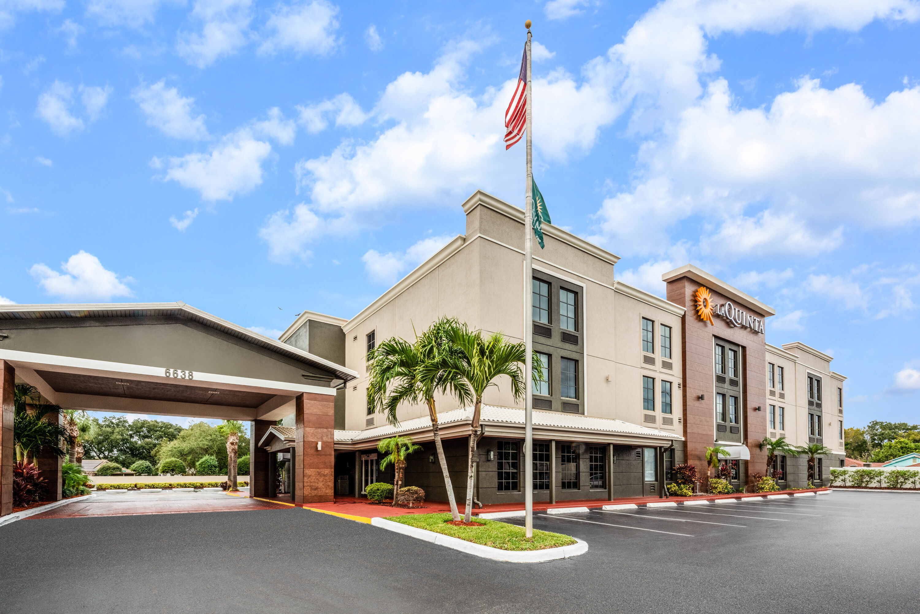 Exterior Day Image of La Quinta Inn & Suites by Wyndham St. Petersburg Northeast hotel in St. Petersburg, Florida