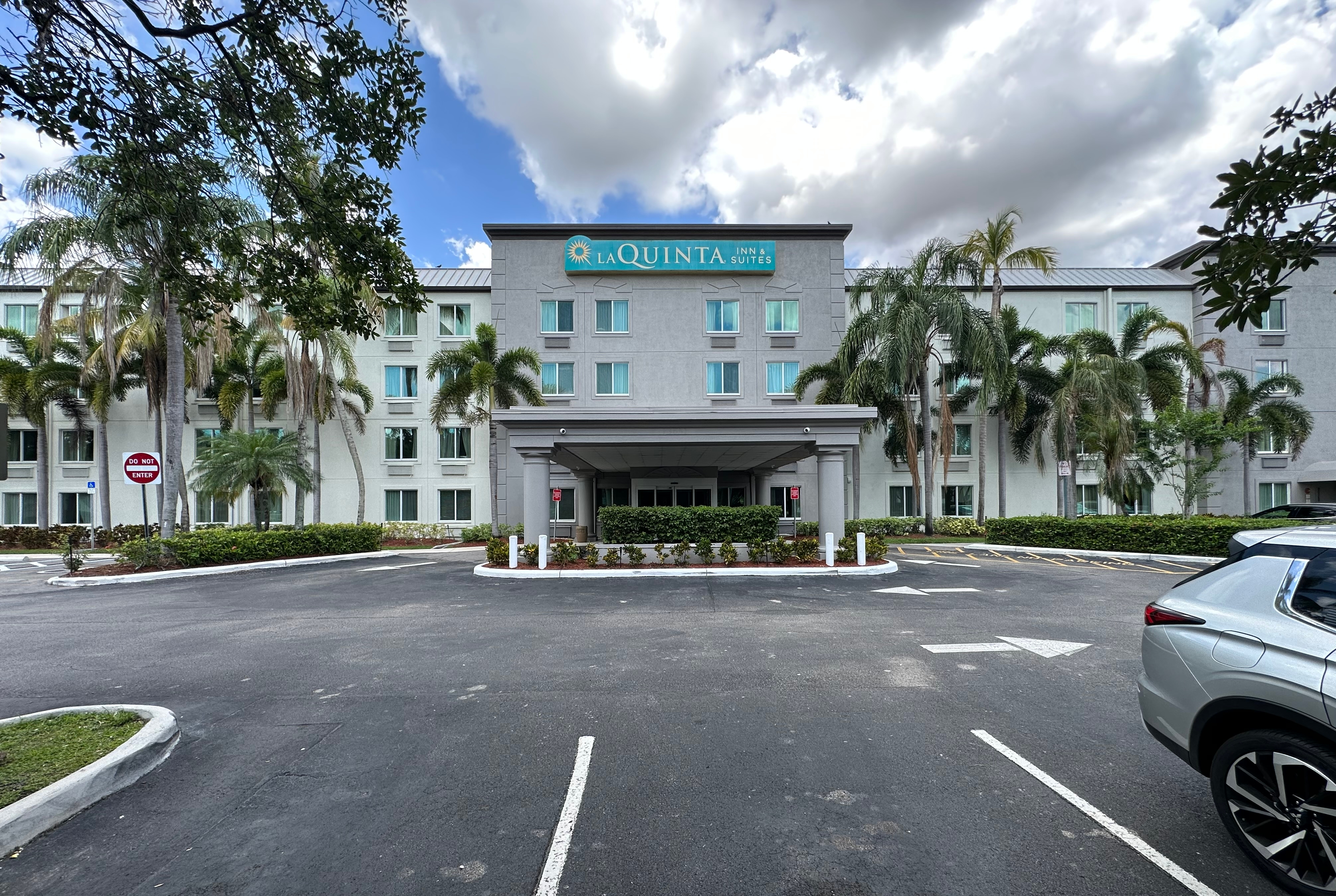Exterior of La Quinta Inn & Suites by Wyndham Sawgrass hotel in Sunrise, Florida