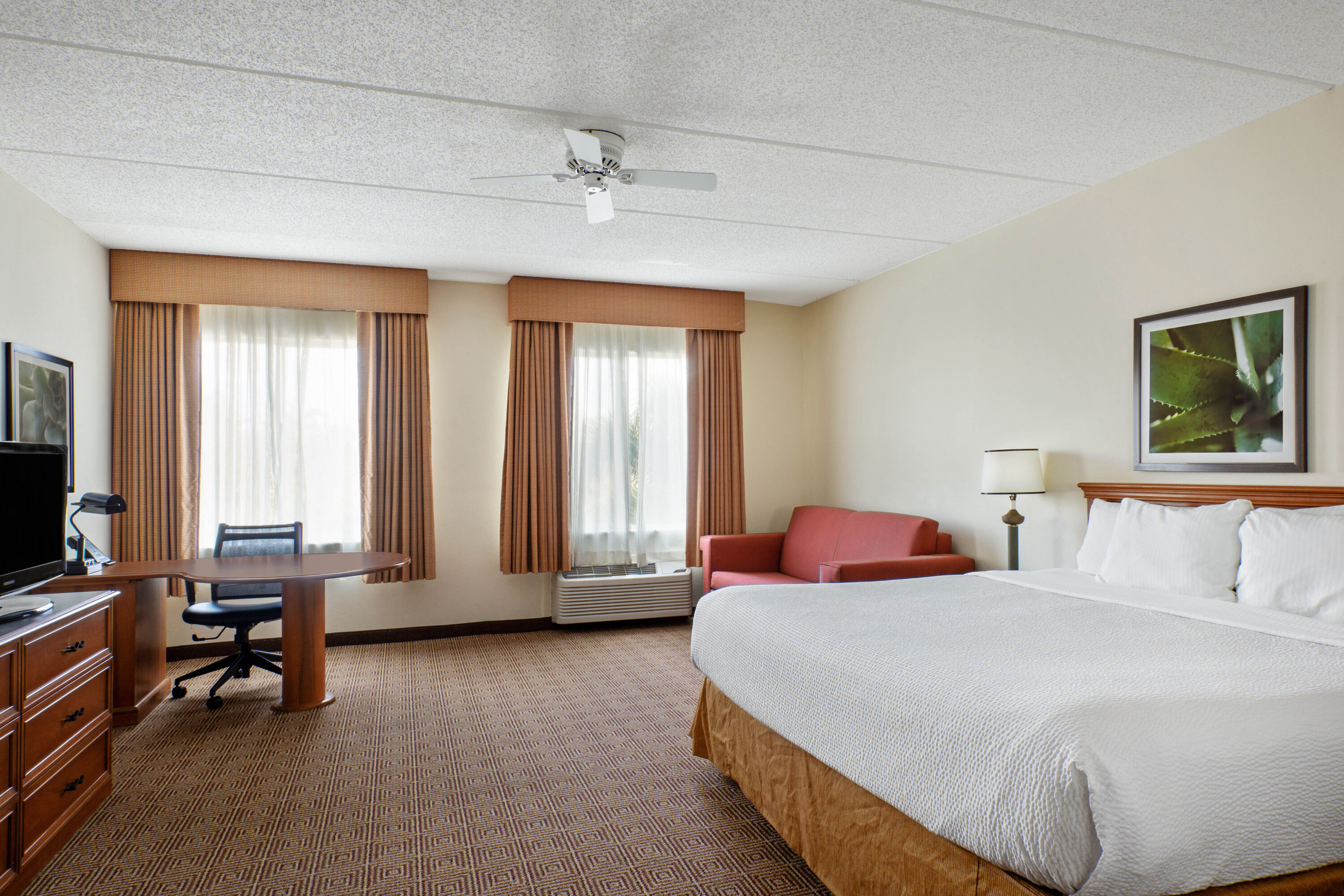 La Quinta Inn & Suites by Wyndham Sawgrass suite in Sunrise, Florida