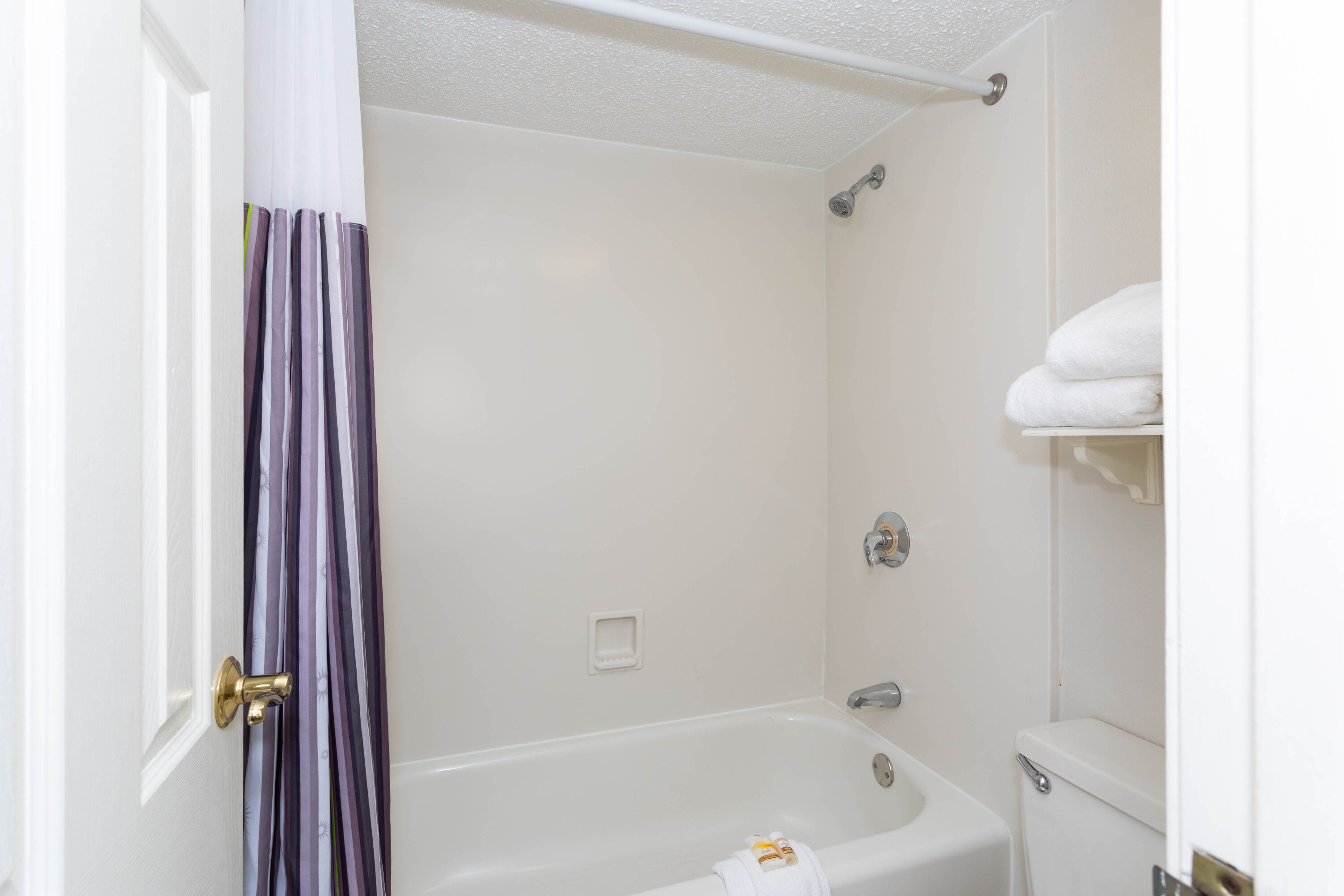 Guest room bath at the La Quinta Inn by Wyndham Tallahassee North in Tallahassee, Florida