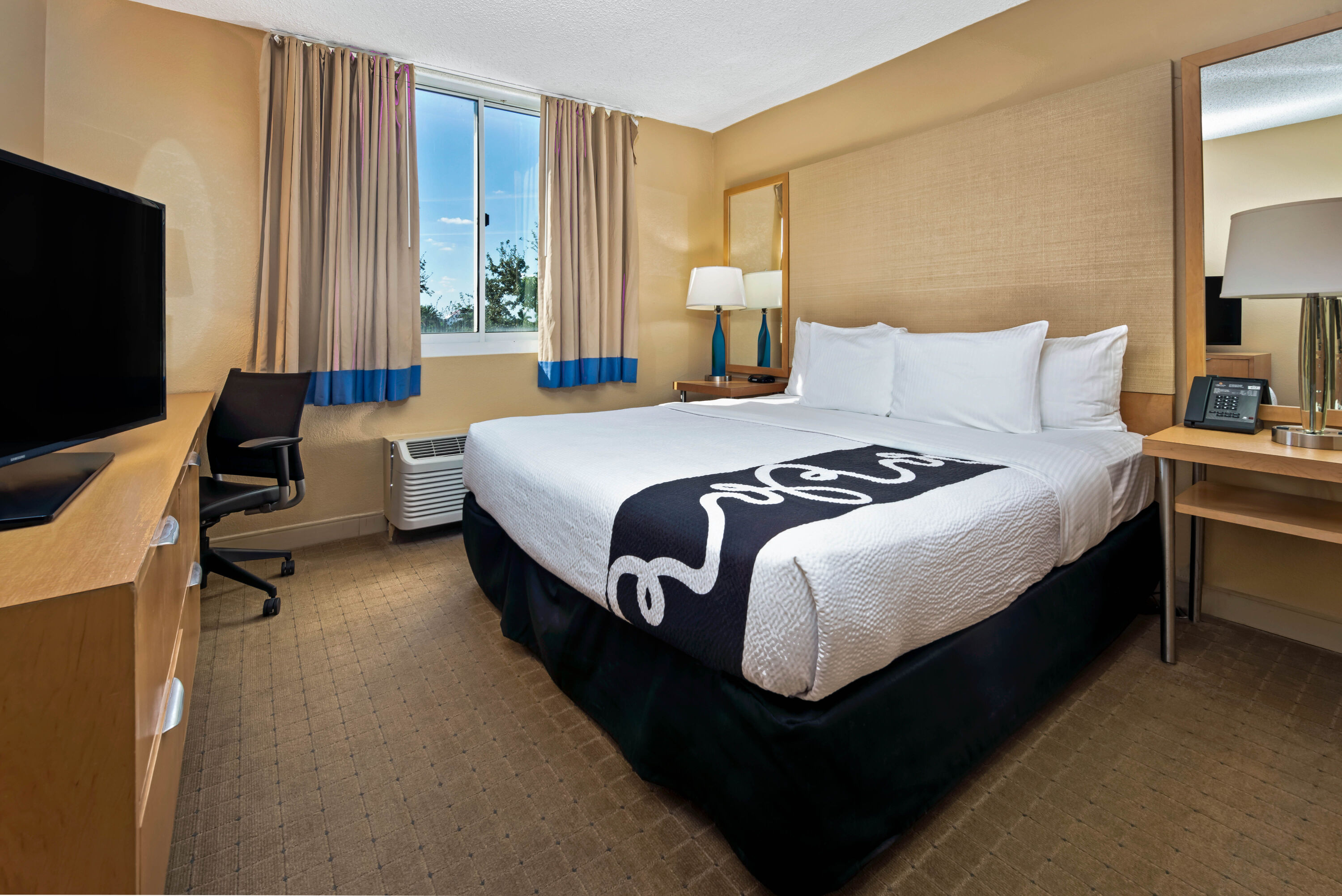 La Quinta Inn & Suites by Wyndham West Palm Beach Airport ...