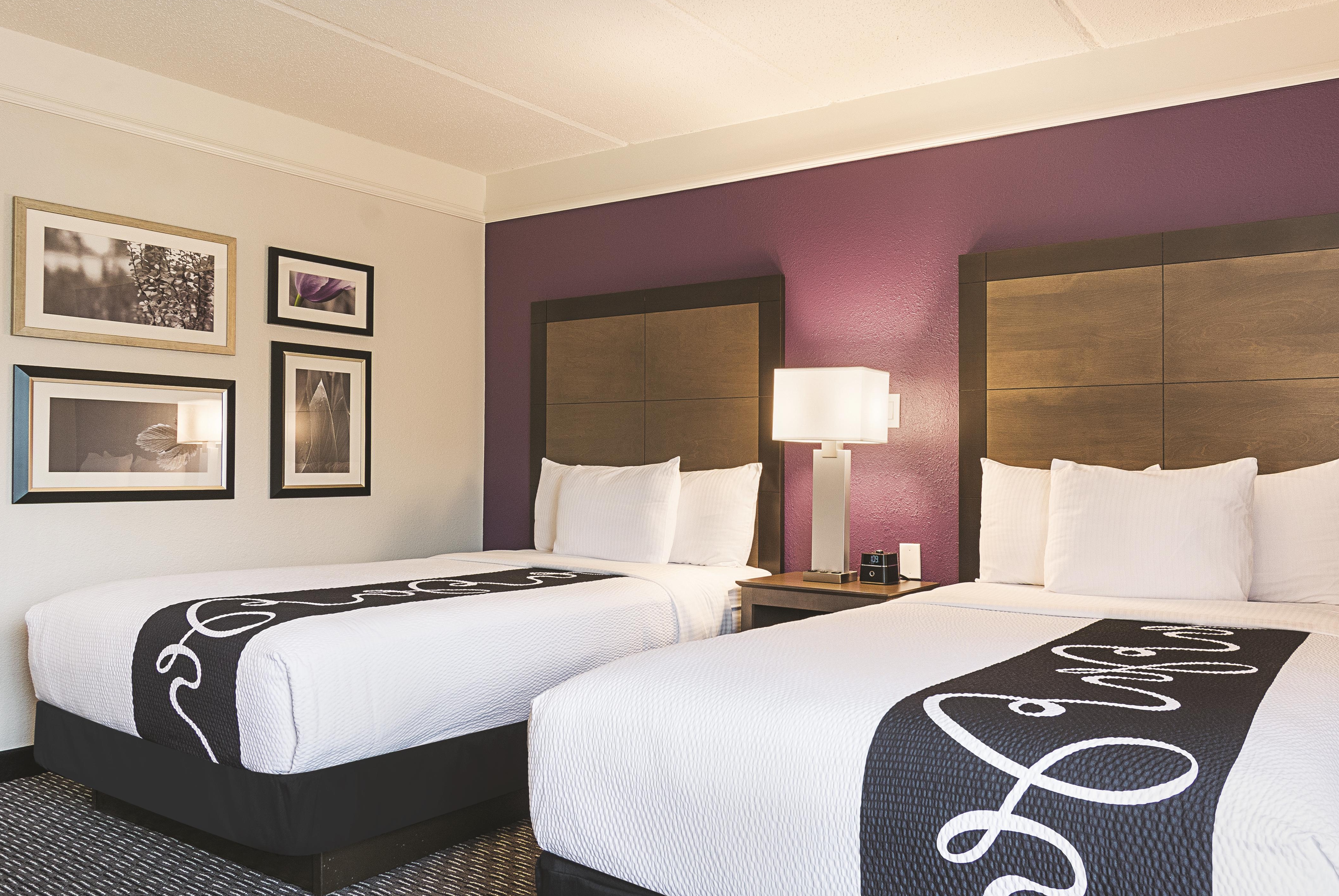 Guest room at the La Quinta Inn & Suites by Wyndham Atlanta Perimeter Medical in Atlanta, Georgia