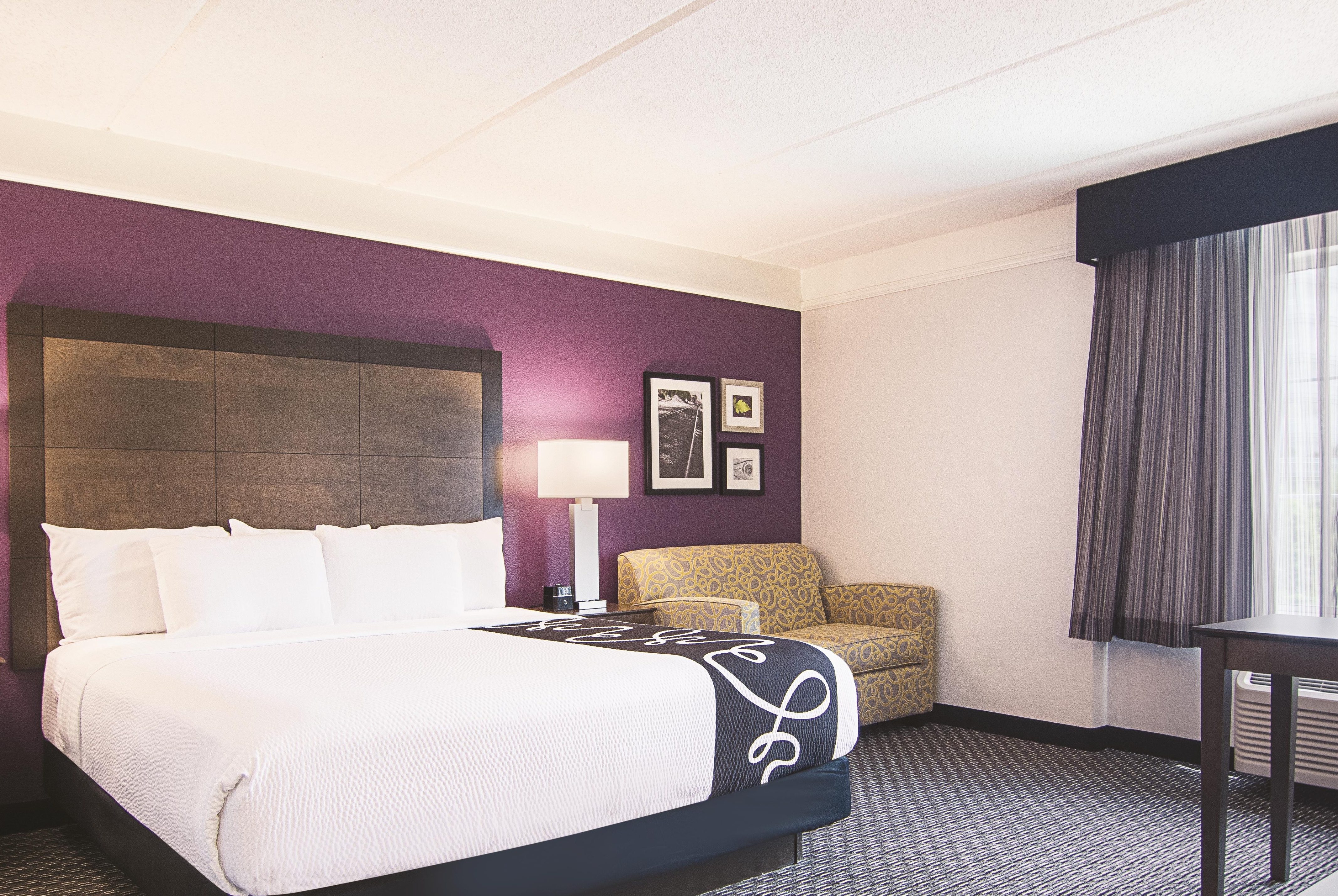 Guest room at the La Quinta Inn & Suites by Wyndham Atlanta Perimeter Medical in Atlanta, Georgia