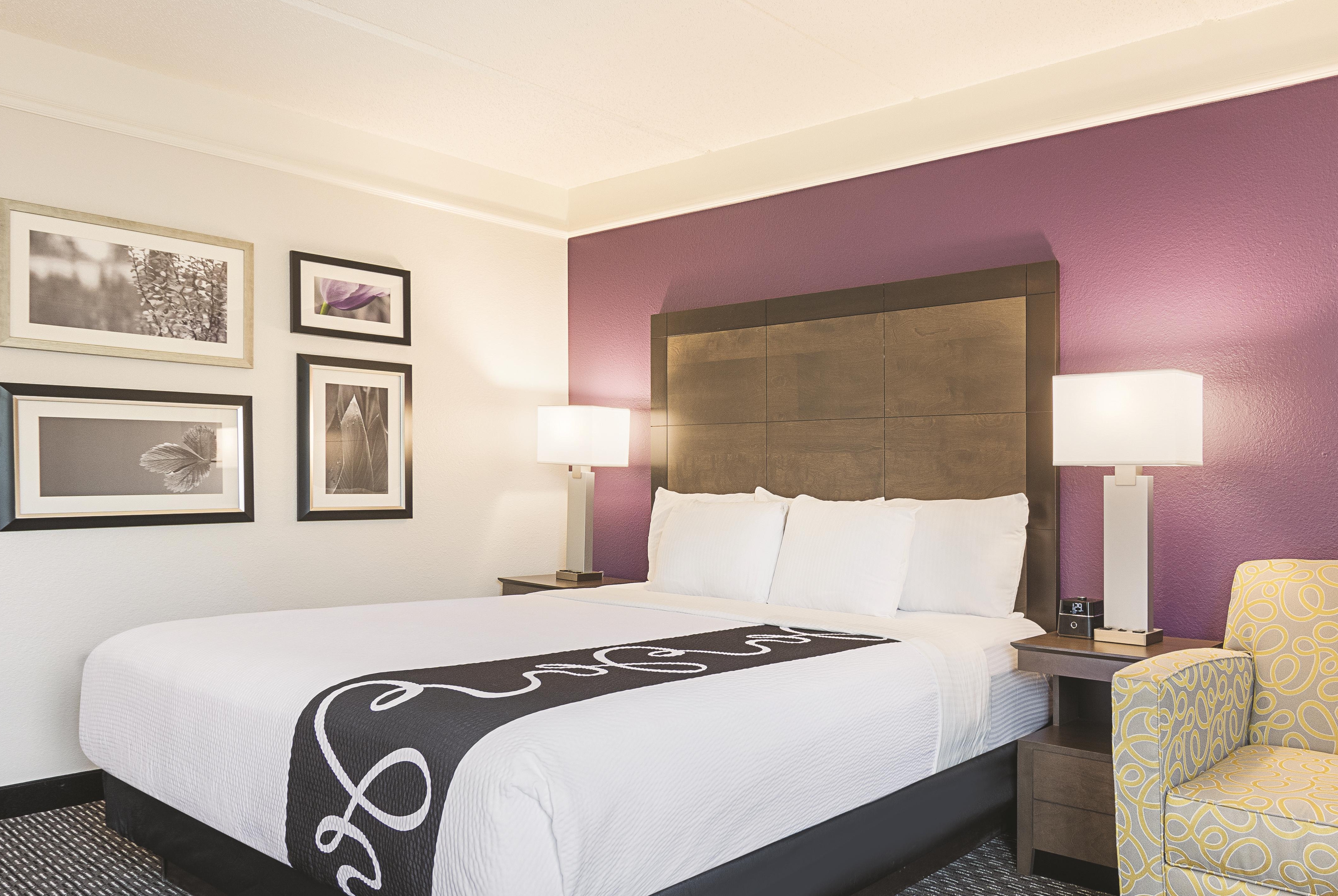 Guest room at the La Quinta Inn & Suites by Wyndham Atlanta Perimeter Medical in Atlanta, Georgia