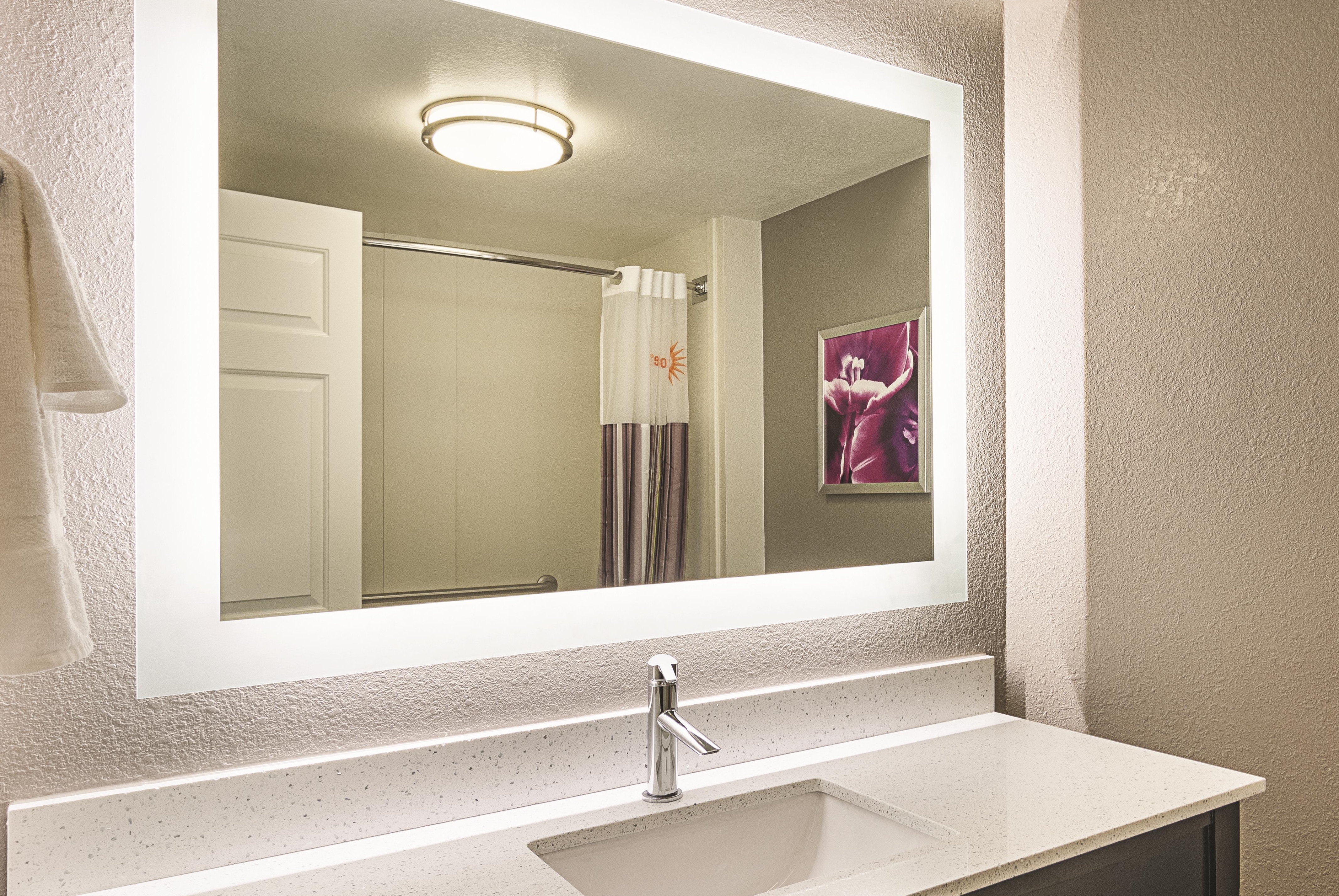 Guest room at the La Quinta Inn & Suites by Wyndham Atlanta Perimeter Medical in Atlanta, Georgia