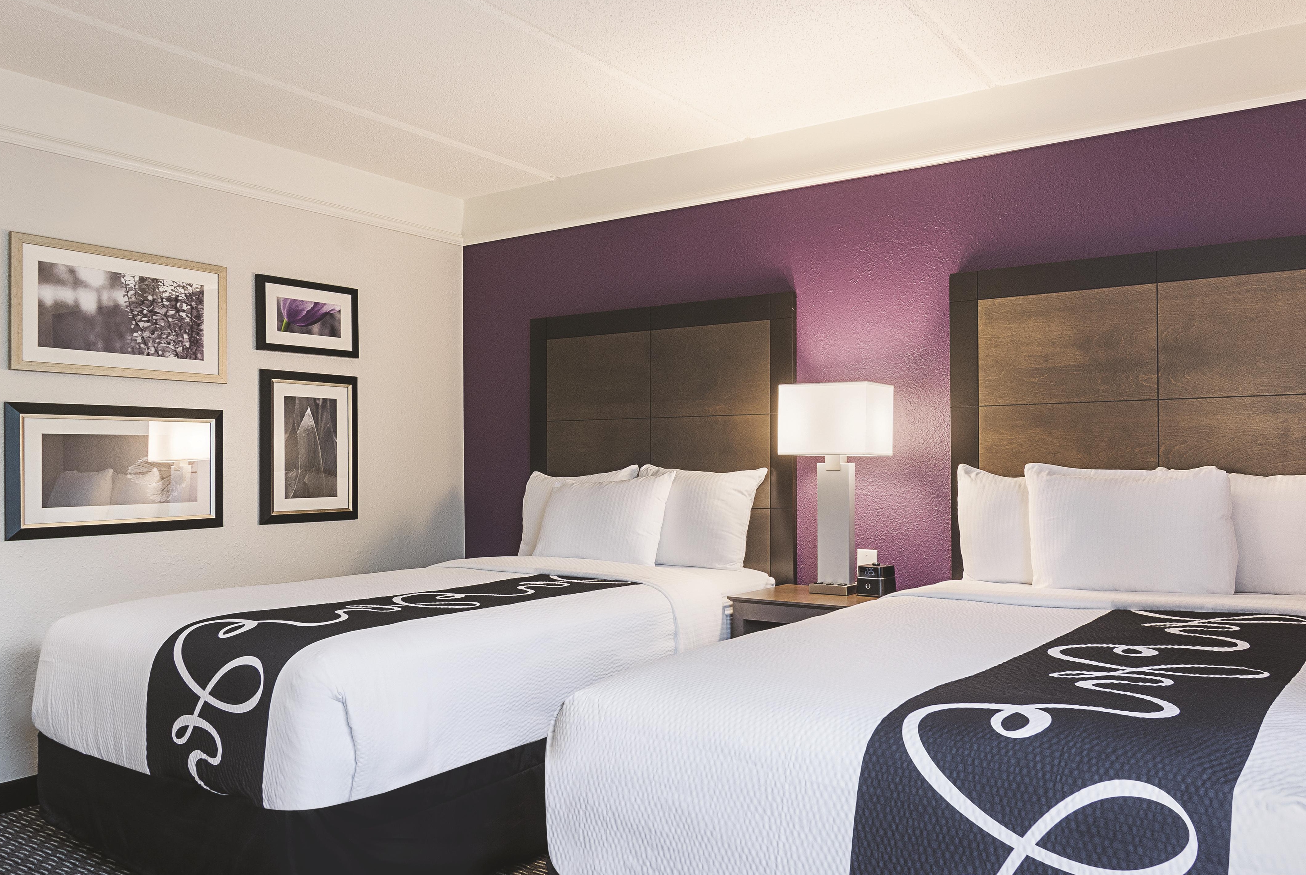 Guest room at the La Quinta Inn & Suites by Wyndham Atlanta Perimeter Medical in Atlanta, Georgia