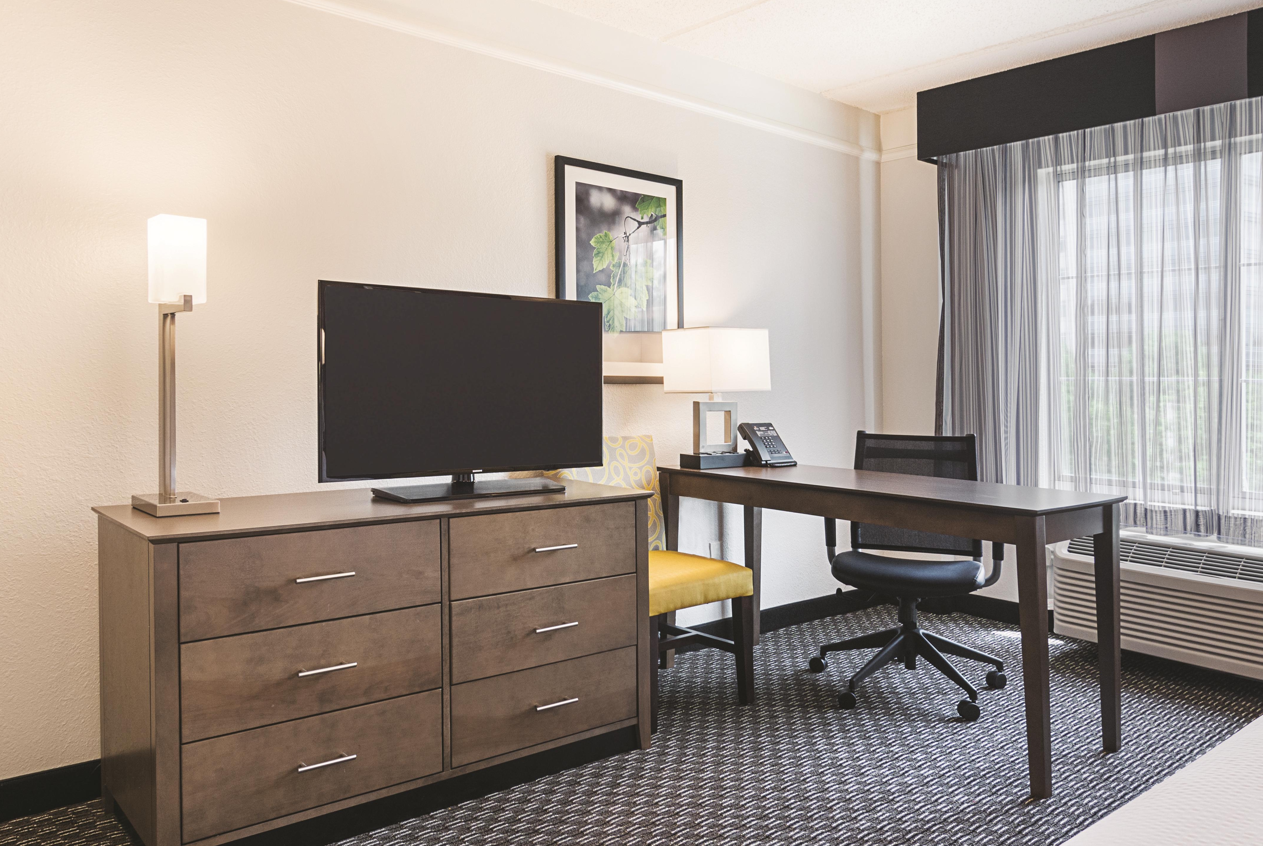 Guest room at the La Quinta Inn & Suites by Wyndham Atlanta Perimeter Medical in Atlanta, Georgia