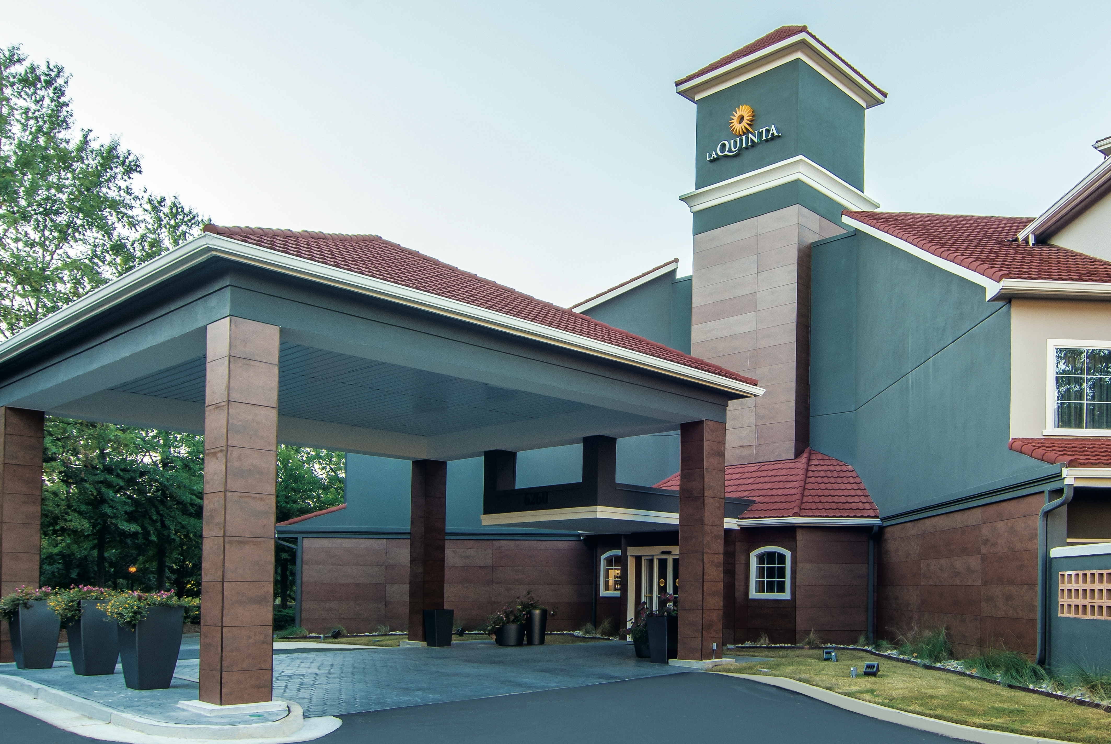 Exterior of La Quinta Inn & Suites by Wyndham Atlanta Perimeter Medical hotel in Atlanta, Georgia