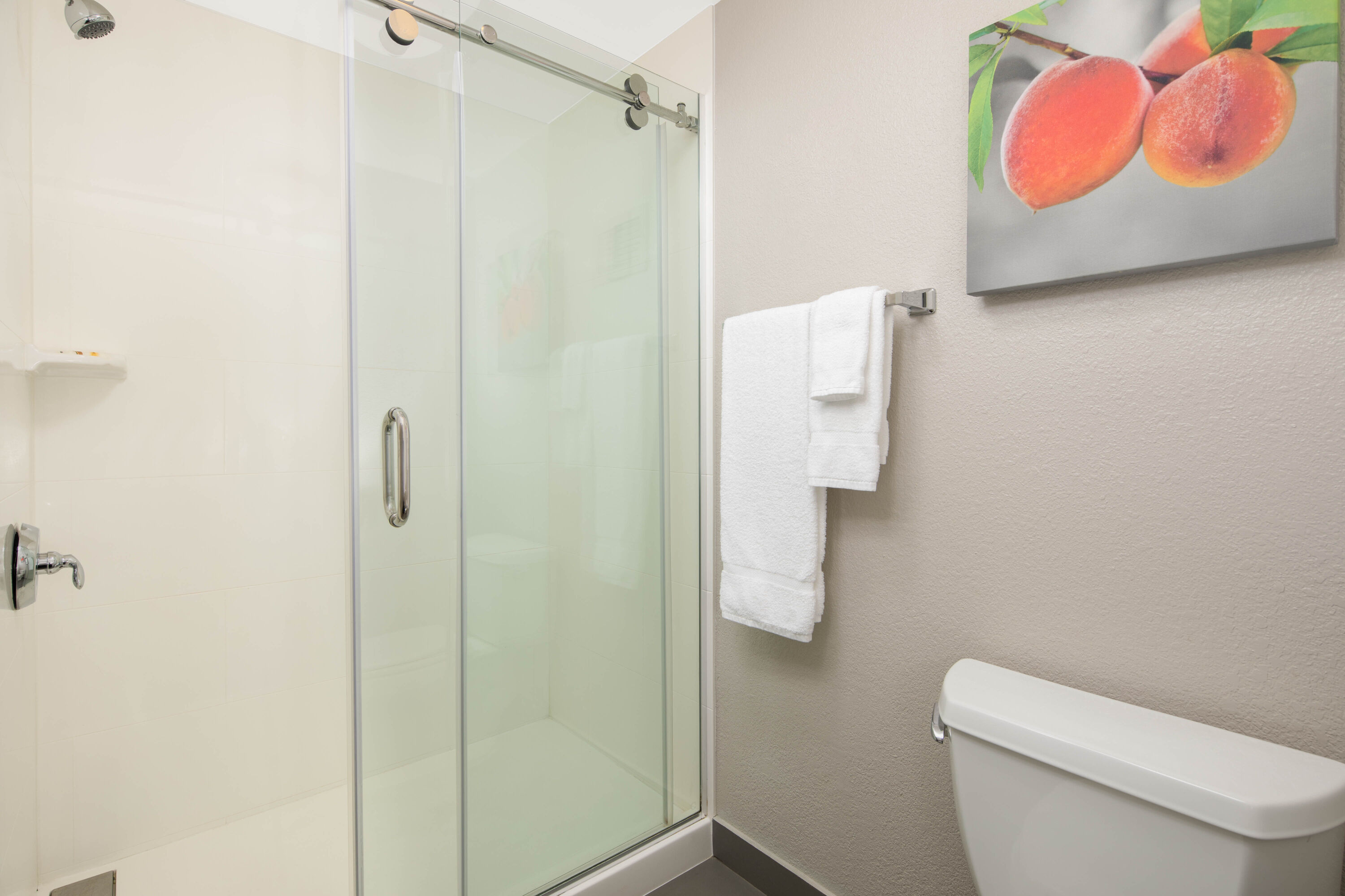 Guest room bath at the La Quinta Inn & Suites by Wyndham Atlanta Airport North in Atlanta, Georgia
