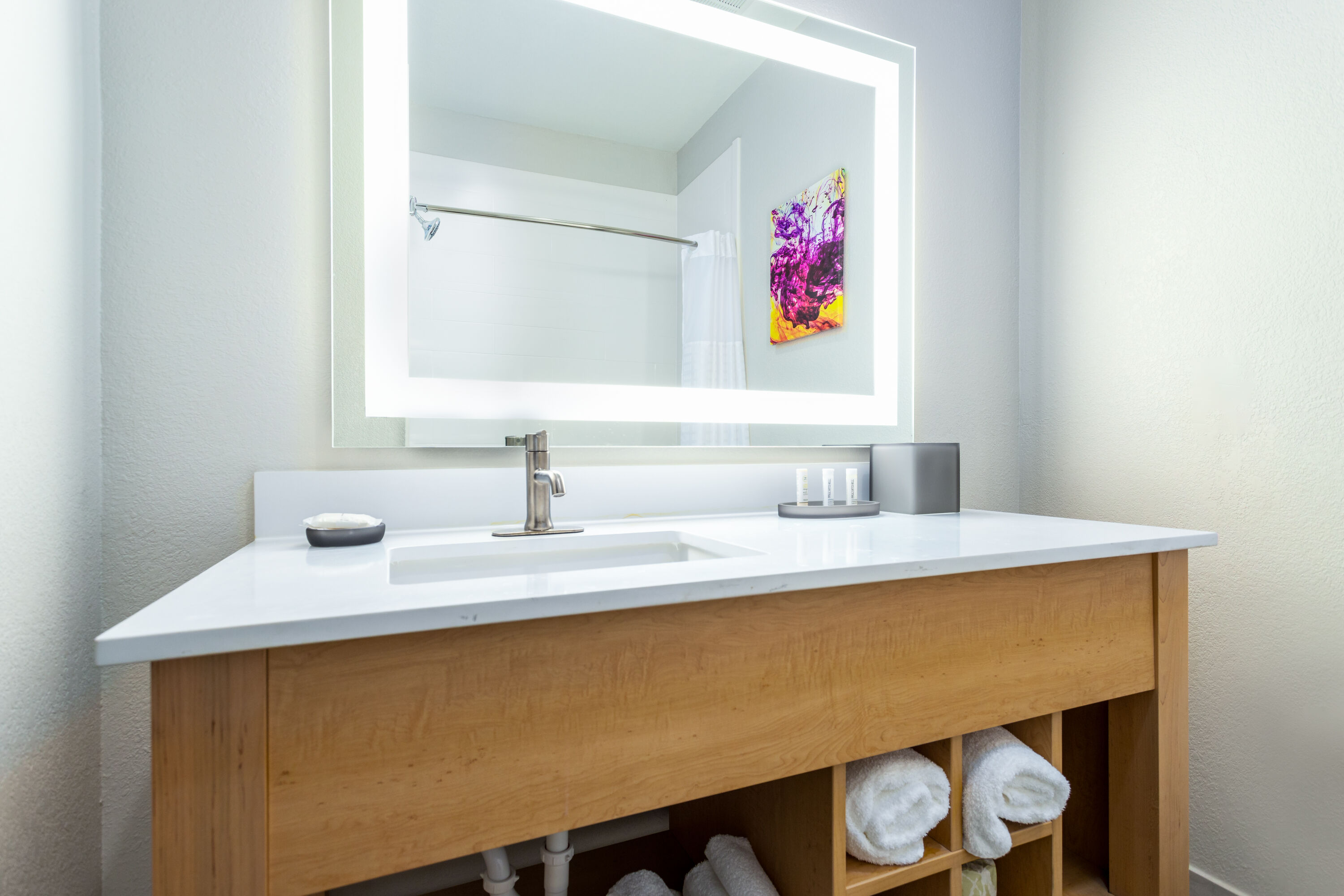 Guest room bath at the La Quinta Inn & Suites by Wyndham Augusta/Fort Eisenhower in Augusta, Georgia