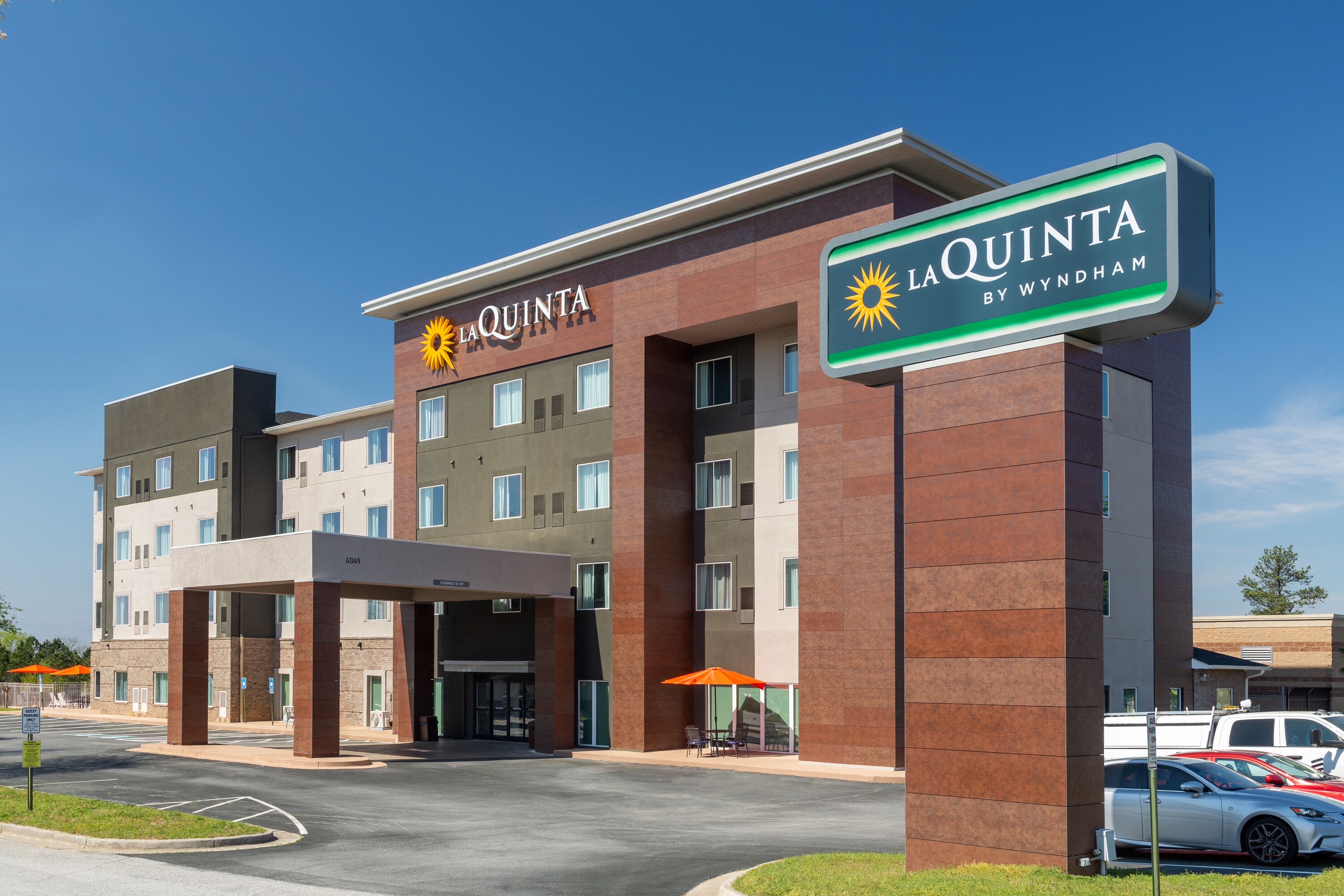 Exterior Day Image of La Quinta Inn & Suites by Wyndham Augusta/Fort Eisenhower hotel in Augusta, Georgia