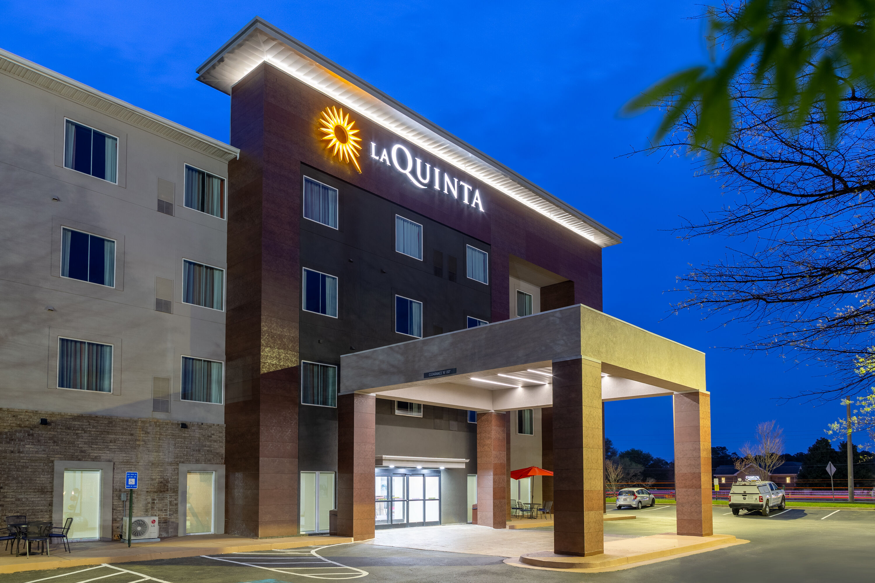 Exterior Dusk Image of La Quinta Inn & Suites by Wyndham Augusta/Fort Eisenhower hotel in Augusta, Georgia